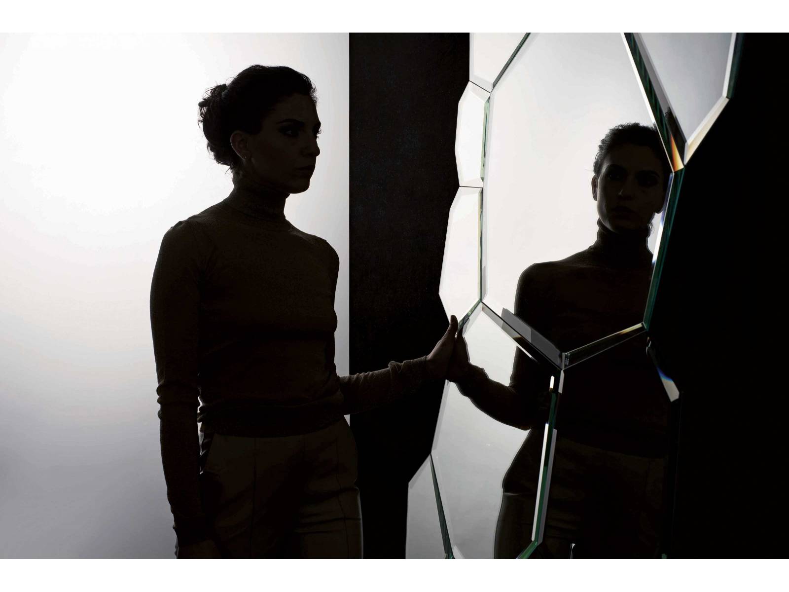 25 unregelmässig geformte Glasfragmente, die alle von Hand geschliffen werden, verleihen dem Spiegel «Jubilé» seine besondere Ästhetik. Erhältlich sind die Unikate in verschiedenen Formen und Grössen, als Wand- oder Bodenspiegel. Design: Stúdio Campana. EDRA.