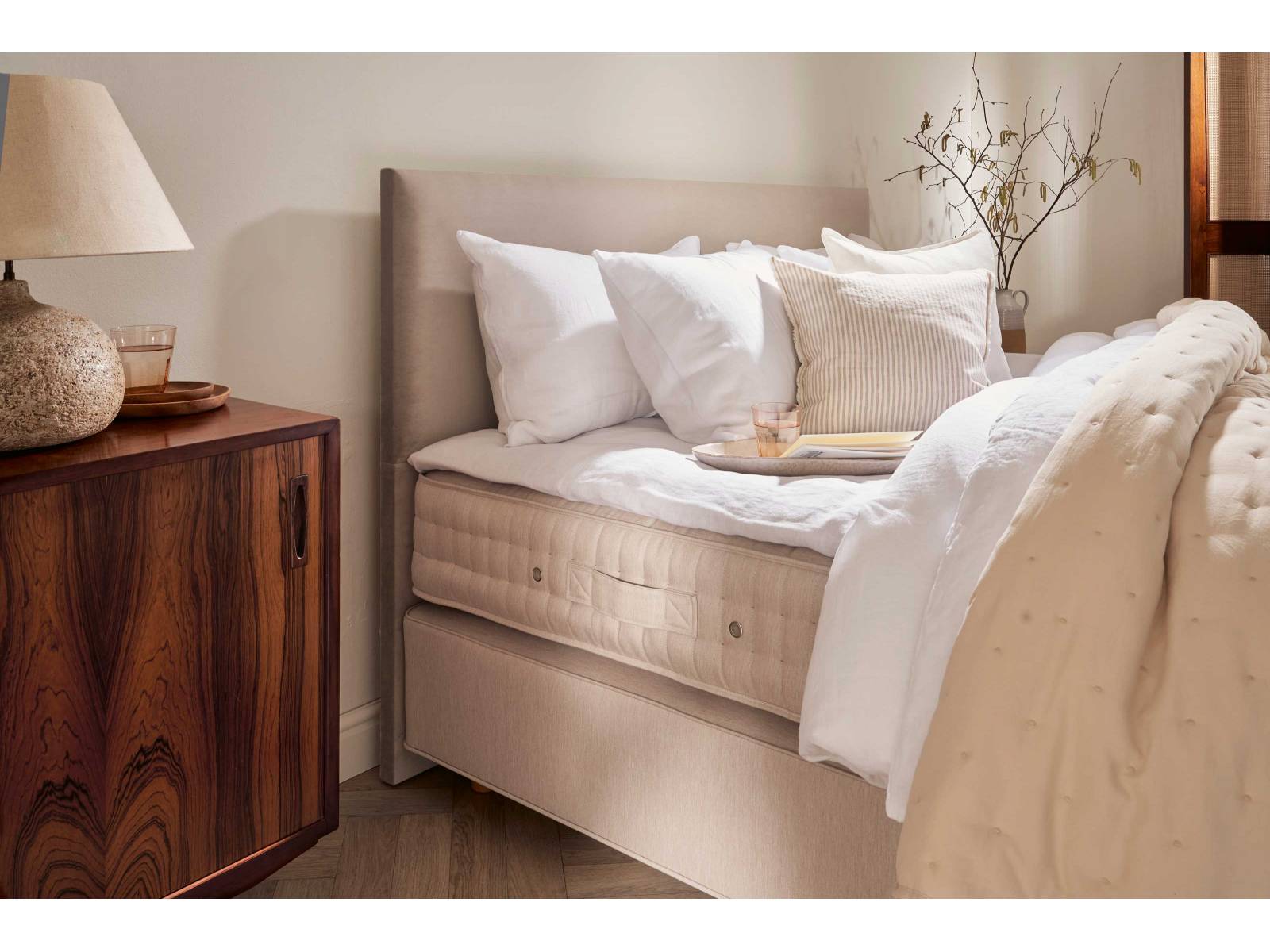 Eine für alle: Die monochrome Stoffkollektion der britischen Luxusmarke öffnet neue Möglichkeiten der individuellen Gestaltung. Denn jedes einzelne Element des umfangreichen Bettenprogramms kann mit den Stoffen in den fünf neutralen Farben Anthrazit, Esche, Leinen, Perlmutt und Stahl bezogen werden. VISPRING.