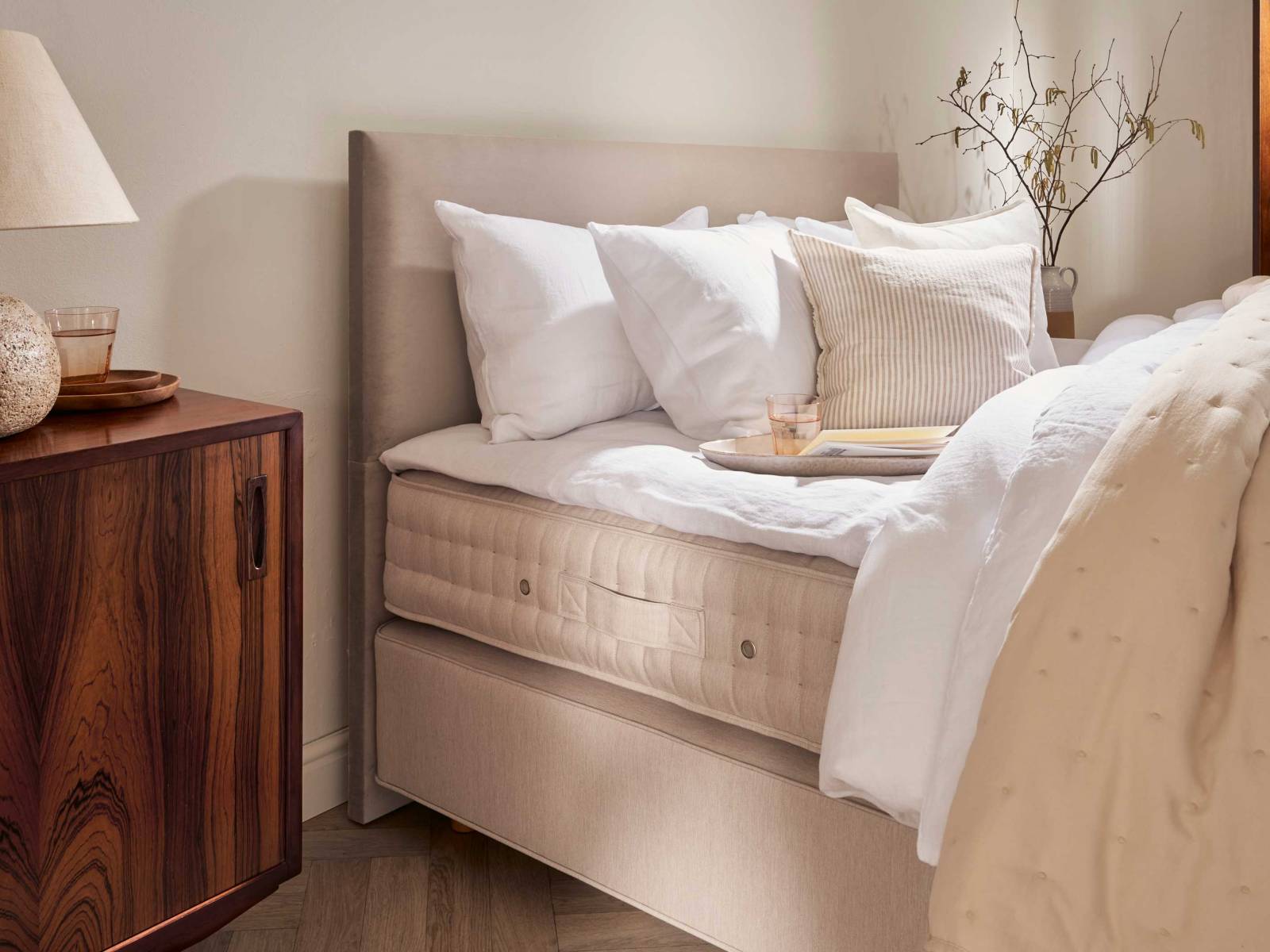 Eine für alle: Die monochrome Stoffkollektion der britischen Luxusmarke öffnet neue Möglichkeiten der individuellen Gestaltung. Denn jedes einzelne Element des umfangreichen Bettenprogramms kann mit den Stoffen in den fünf neutralen Farben Anthrazit, Esche, Leinen, Perlmutt und Stahl bezogen werden. VISPRING.