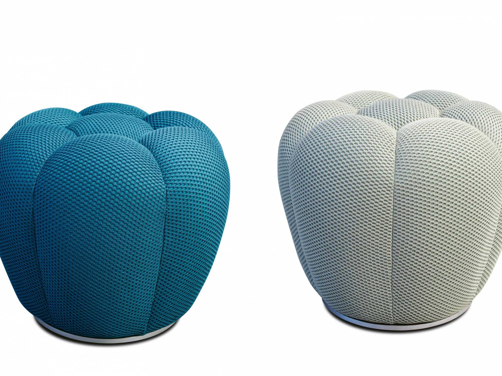 Pouf «Apex» erinnert mit spielerischer Eleganz an die Form einer Blüte und sorgt so für feminine Leichtigkeit in jedem Schlafzimmer. ROCHE BOBOIS.