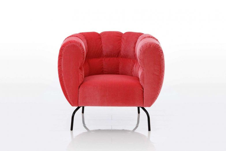 Die U-förmige Lehne von «Magnolia» schmiegt sich um die Sitzbasis und bietet einladenden Komfort. Die sorgfältig genähten Bezüge sind abzieh- und erneuerbar, was die Langlebigkeit des Möbels von Kati Meyer-Bruehl unterstützt. bruehl.com