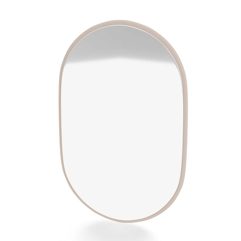 40 Farben stehen für «Look» zur Verfügung. So setzt der ovale Wandspiegel stilvolle Akzente und ergänzt die Einrichtung auf freche oder wie in Clay auf dezente Weise. montanafurniture.com