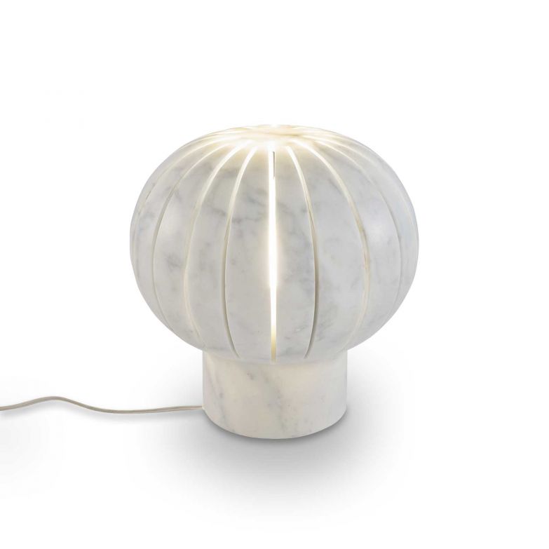 Ein wirkliches Einzelstück ist «Eki», denn sie wird aus einem Marmorblock geformt. Die geschnitzten und gefrästen Schlitze erzeugen ein markantes Lichtspiel und machen aus der Tischleuchte ein funktionales Kunstwerk. ligne-roset.com
