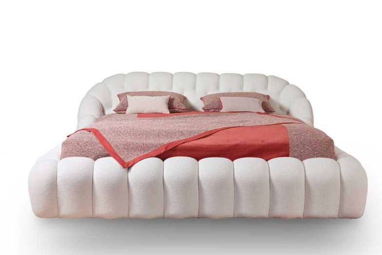 «Bubble» feiert seinen ersten runden Geburtstag! Das ikonische Bett bietet mit seinen geschwungenen Linien und weichen Polstern viel Komfort und ist wohl das sinnlichste Modell der gleichnamigen Kollektion von Sacha Lakic. roche-bobois.com