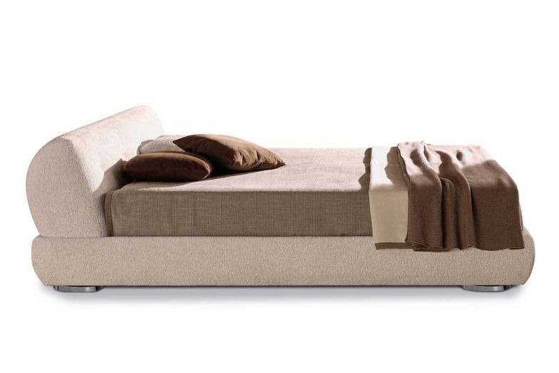 Die Kollektion «Supermoon» markiert das Debüt von Giampiero Tagliaferri für das italienische Unternehmen. Das Design des umhüllenden Kopfteils des Bettes greift die Form der Rücken- und Armlehnen des Sitzprogramms auf. minotti.com