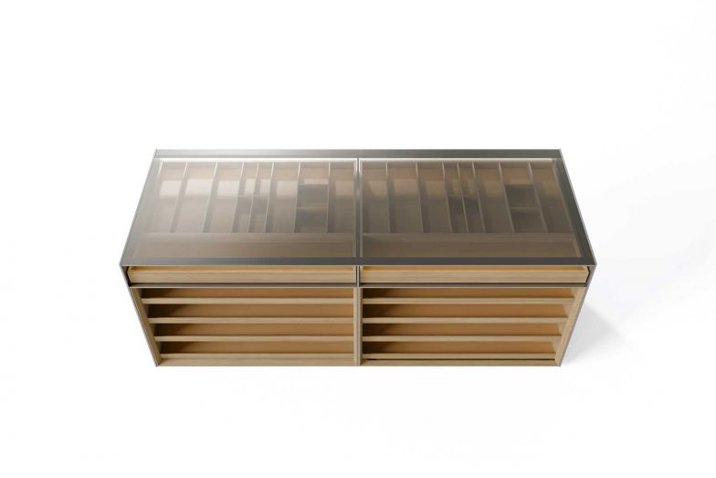 Ein Meisterwerk der Eleganz und Funktionalität: Das Stauraummöbel «Altair» von Giuseppe Bavuso ist mit beidseitig zugänglichen Schub­laden und Tabletts ausgestattet und bietet praktische Aufbewahrungslösungen für Brillen, Schmuck und Accessoires.  rimadesio.it