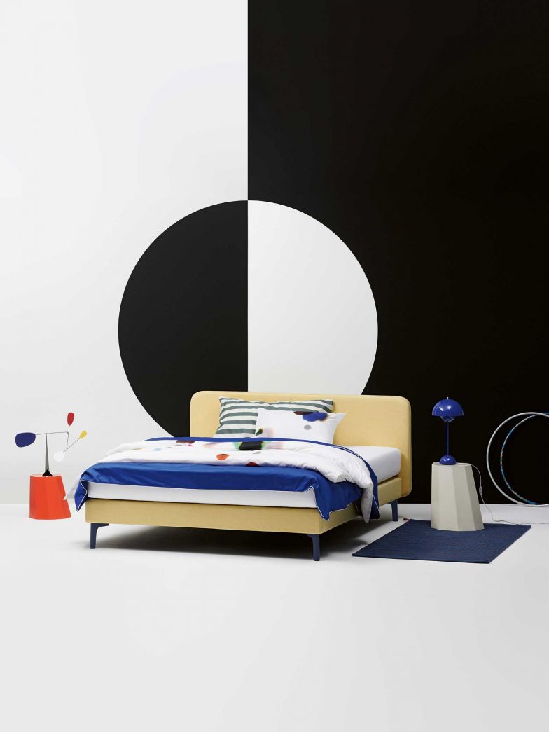 «Slow Relax» ist ein eleganter Boxspring-Bettautomat, der ­Komfort und Design vereint. Auf Knopfdruck verstellbar, mit ­schlanker Silhouette und urbanem Flair ist das Bett ein skulpturaler Blickfang fürs Schlafzimmer. riposa.ch