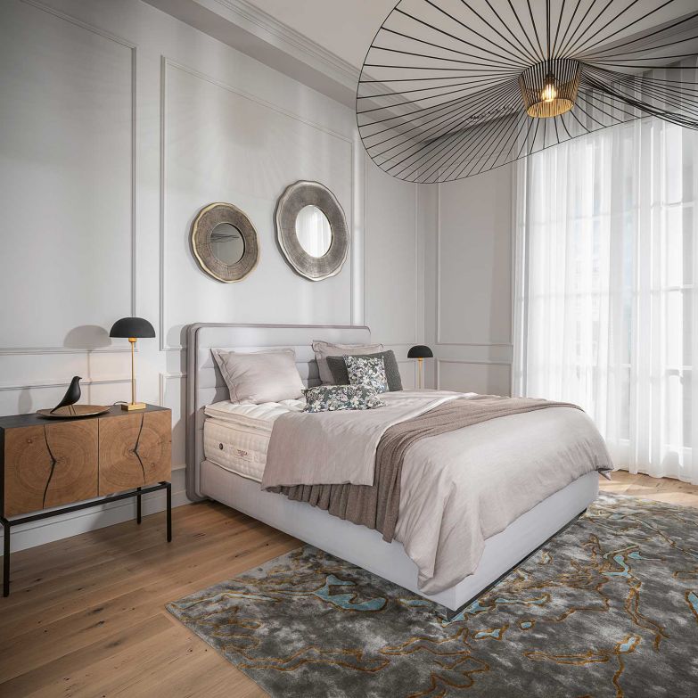 Ein Bett für echte Leseratten: Mit Kopfteil «Lounge» von Andreas Weber sitzt man bequem und stabil. Für seine Mat­ratzen verwendet das Unternehmen aus dem Elsass nur erst­klassige Materialien wie ­natürliche Wolle, Seide, Kaschmir und Leinen. treca.com