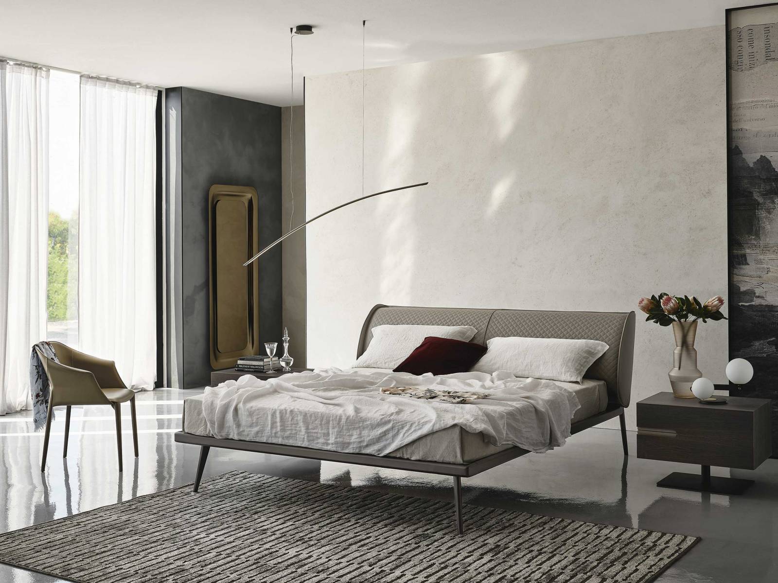 Das Bett «Ayerton» steht auf einem Stahlrahmen, der in Titan oder Bronze lackiert ist und zusammen mit dem Kopfteil in Stoff, synthetischem Nubuk, Kunst- oder Softleder eine elegante Kombination bildet. Cattelan.