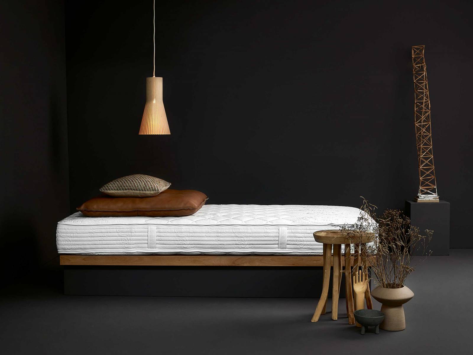 Das Geheimnis von Taschenfederkern-Matratze «Paisley» ist die richtige Anpassung an den Körper durch ein flexibles Zonensystem, das sich kontinuierlich an die veränderte Liegehaltung anpasst. Als Basis dient die unterstützende Untermatratze «Inbox», die, ausgestattet mit einem Micro-Taschenfederkern, die Bewegungen der Obermatratze in ihrer gesamten Fläche aufnimmt und den Druck gleichmässig abfedert. Möller Design.