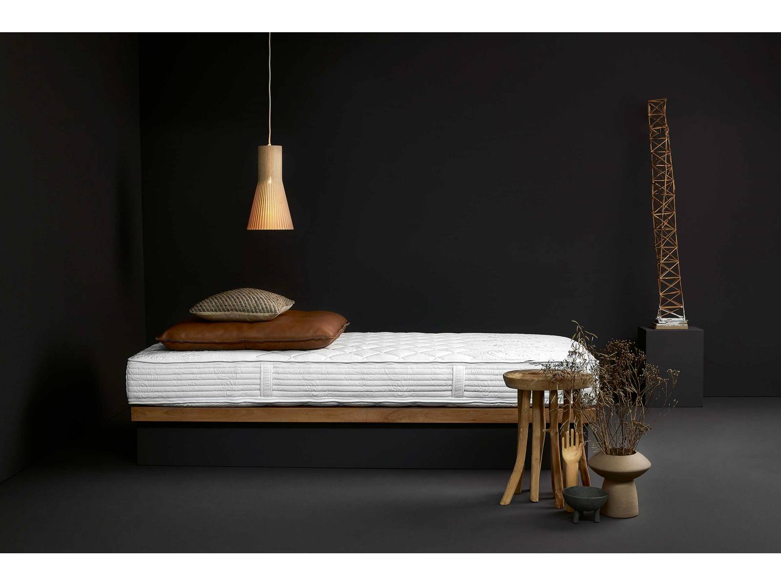 Das Geheimnis von Taschenfederkern-Matratze «Paisley» ist die richtige Anpassung an den Körper durch ein flexibles Zonensystem, das sich kontinuierlich an die veränderte Liegehaltung anpasst. Als Basis dient die unterstützende Untermatratze «Inbox», die, ausgestattet mit einem Micro-Taschenfederkern, die Bewegungen der Obermatratze in ihrer gesamten Fläche aufnimmt und den Druck gleichmässig abfedert. Möller Design.