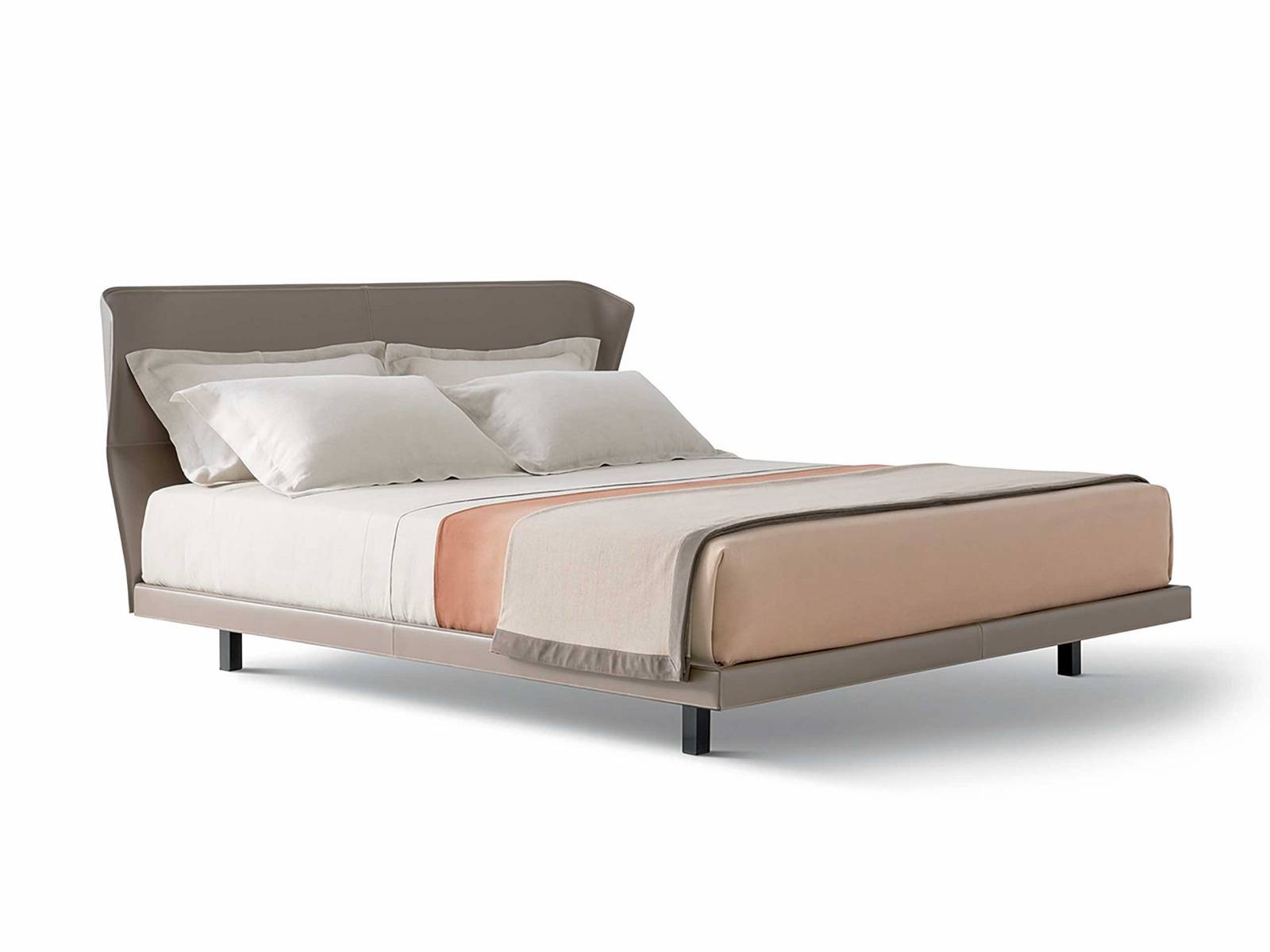 Wie ein gemütlicher Ohrensessel verspricht das leicht gebogene Kopfteil von «Azul» die Behaglichkeit, die man sich fürs Schlafzimmer wünscht. Erhältlich in Stoff oder feinem Leder. Design: Nicola Gallizia. Molteni.