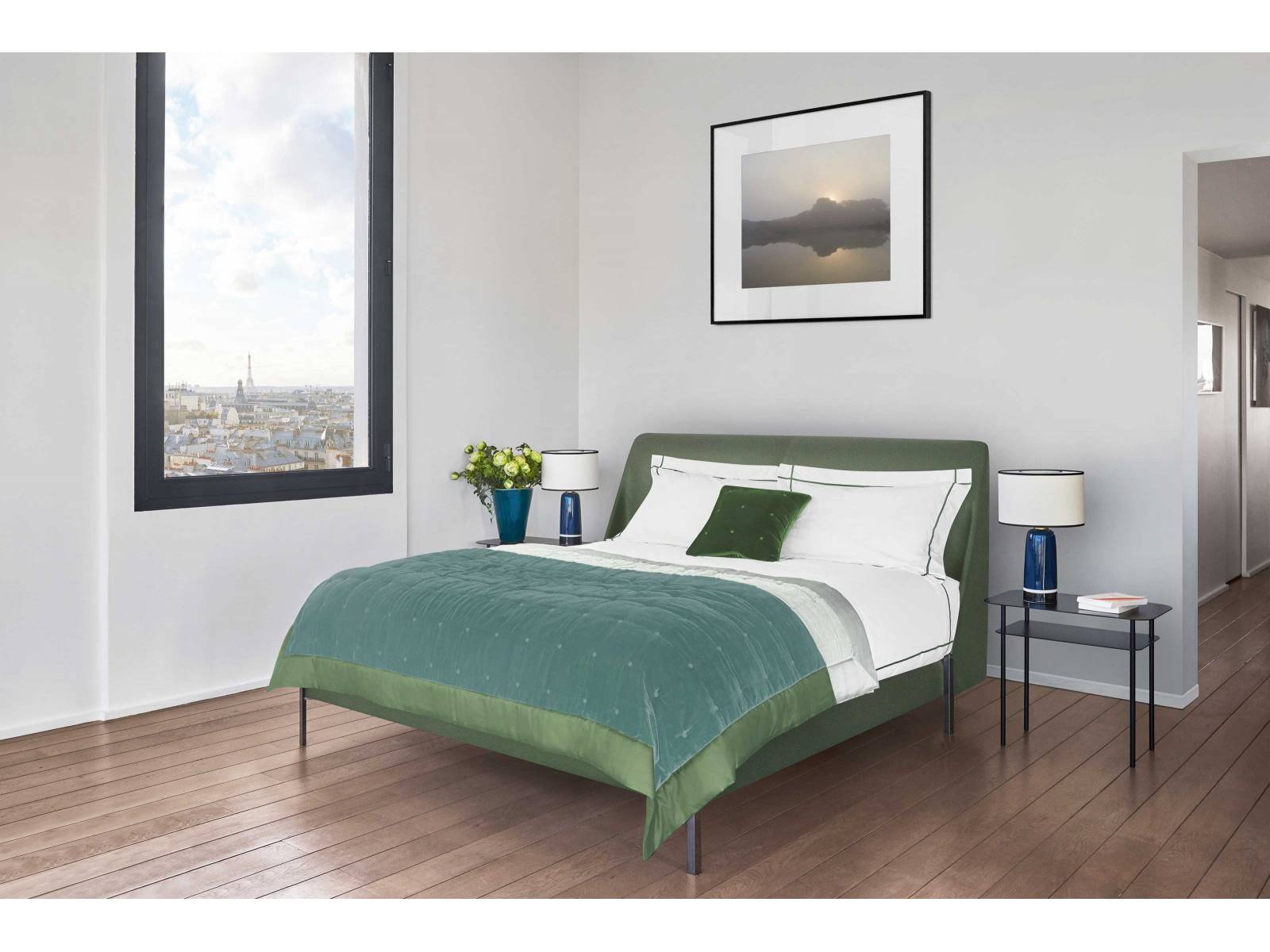 Wie zwei Flügel umschlingt das Kopfteil Bett «Margot» und sorgt mit seiner sanft nach innen gebogenen Form für Geborgenheit. Ein stilvolles Detail sind die von aussen an den Bettrahmen gesetzten Füsse. Treca.