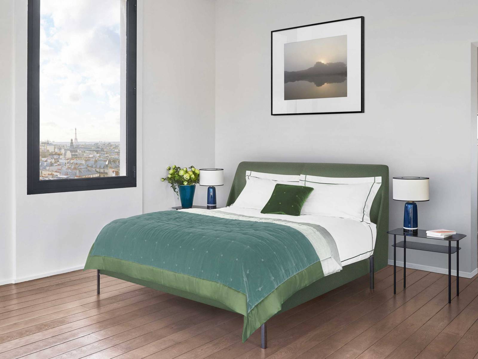 Wie zwei Flügel umschlingt das Kopfteil Bett «Margot» und sorgt mit seiner sanft nach innen gebogenen Form für Geborgenheit. Ein stilvolles Detail sind die von aussen an den Bettrahmen gesetzten Füsse. Treca.