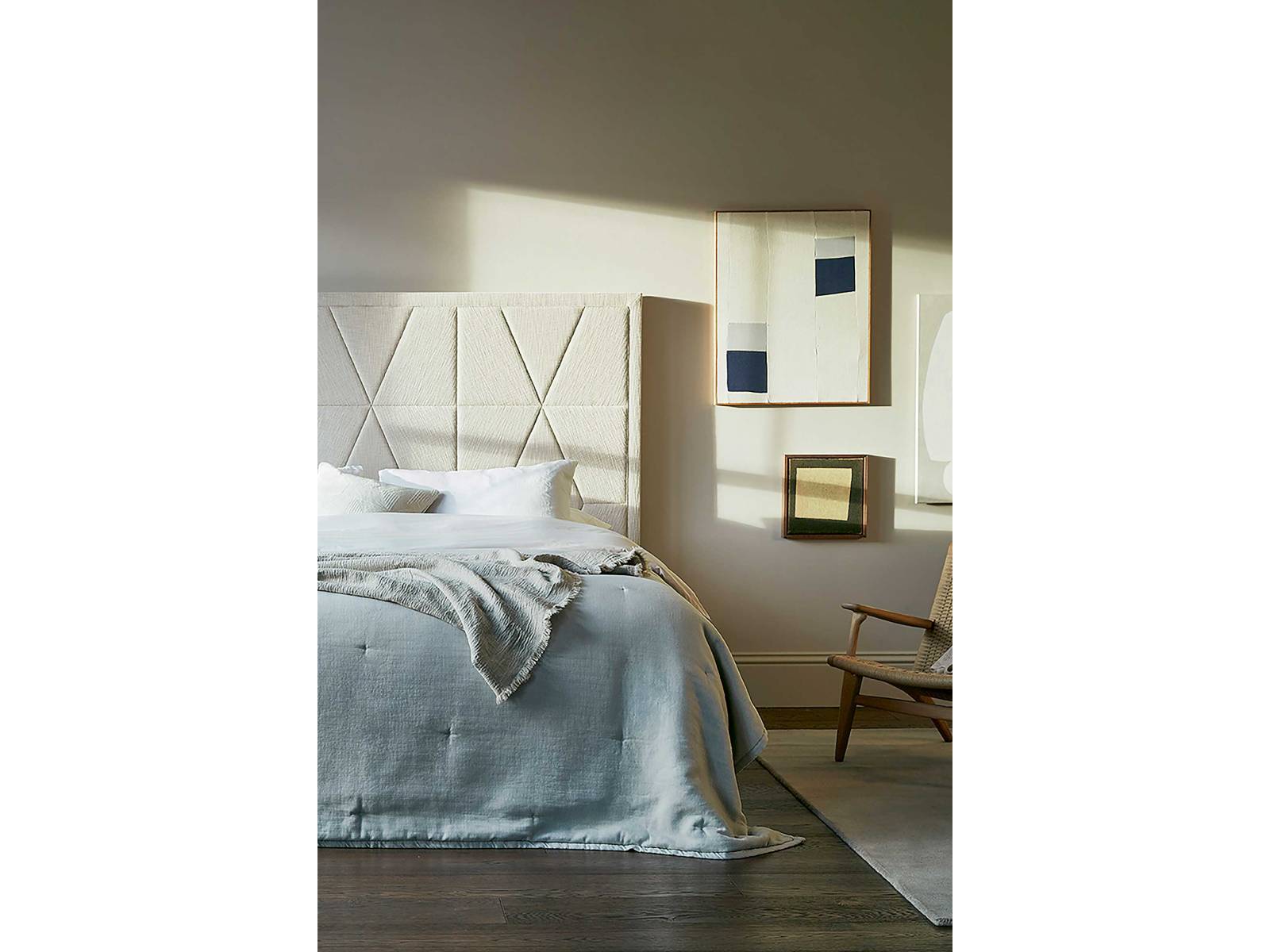 Kaschmir, Tussahseide, feines Rosshaar, Vikunja-Wolle und Bambus: Die Matratzen der Luxe Collection sind ausschliesslich mit natürlichen Materialien der Extraklasse gefüllt. Für die handgefertigten Kopfteile wie «Grand Berkley» stehen zahlreiche Stoffe zur Auswahl. Vispring.