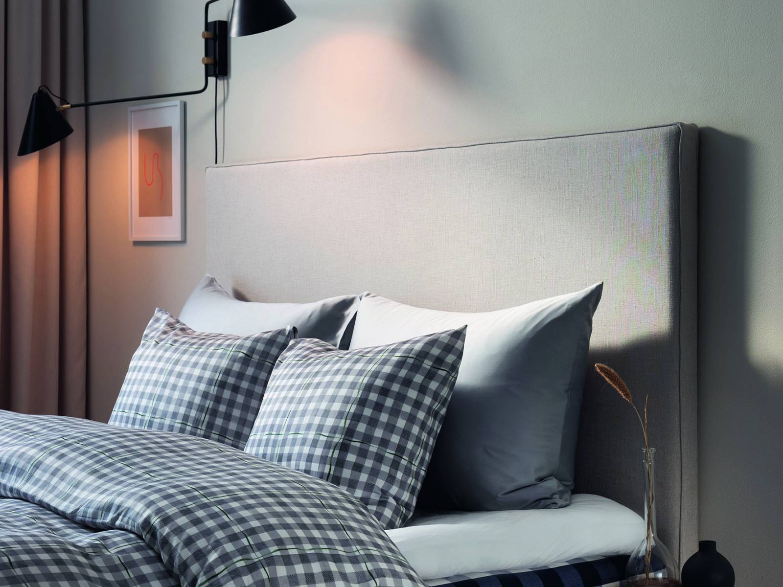 Der schwedische Hersteller erweitert die «Iris Collection» um die zwei neuen Muster «Edwin Iris» und «Selwyn Iris». Inspirieren liess sich Designer Lars Nilsson dafür von den Pariser Blumenläden und französischen Gärten wie dem Jardin des Plantes oder dem Giverny Monets Garden. Hästens.