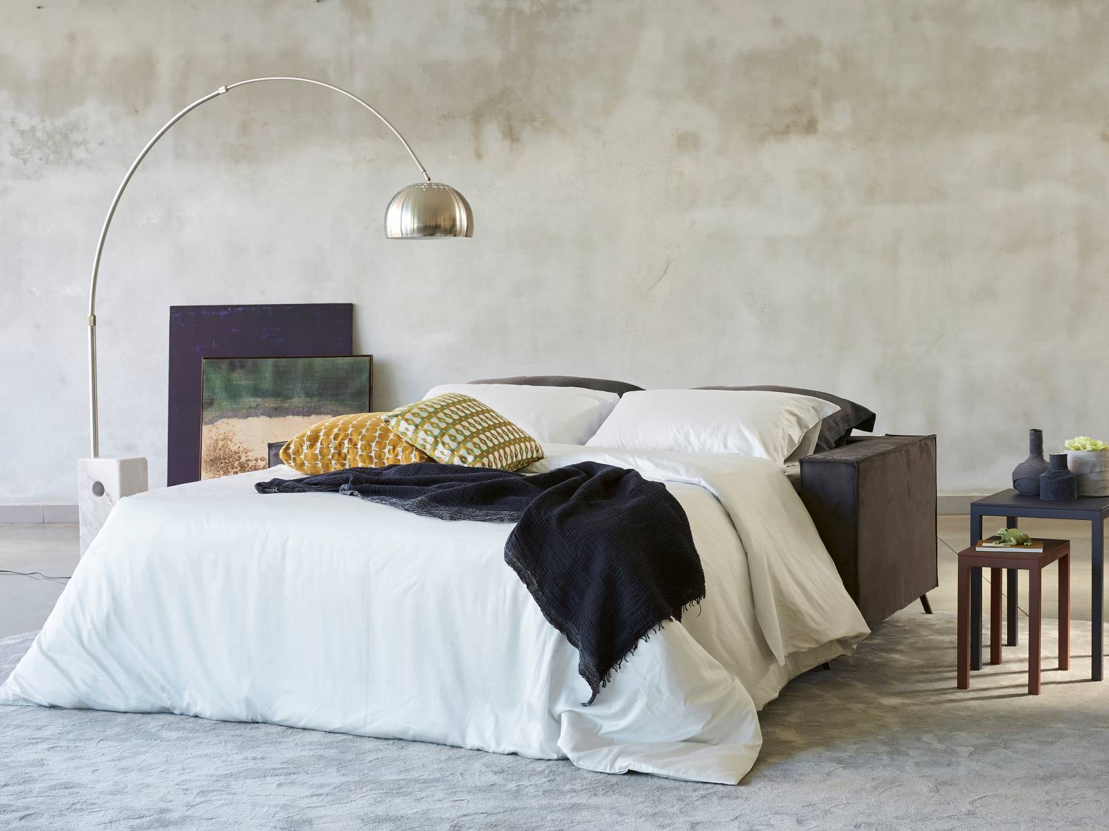 Klare und geradlinige Formen beschreiben das neue Bettsofa «Mingus», das sich mit wenigen Handgriffen umwandeln lässt. Insgesamt fünf verschiedene Breiten sind erhältlich, so dass vom Einzelgast bis zur Kleinfamilie alle darauf nächtigen können. Mit verschiedenen Bezügen erhältlich. Milano Bedding.