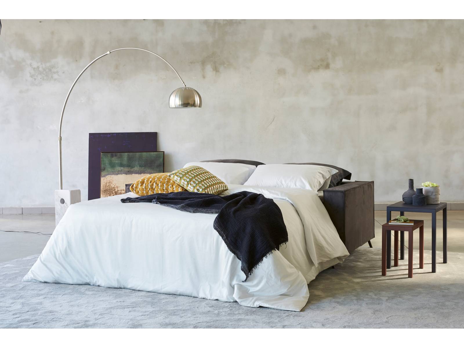 Klare und geradlinige Formen beschreiben das neue Bettsofa «Mingus», das sich mit wenigen Handgriffen umwandeln lässt. Insgesamt fünf verschiedene Breiten sind erhältlich, so dass vom Einzelgast bis zur Kleinfamilie alle darauf nächtigen können. Mit verschiedenen Bezügen erhältlich. Milano Bedding.