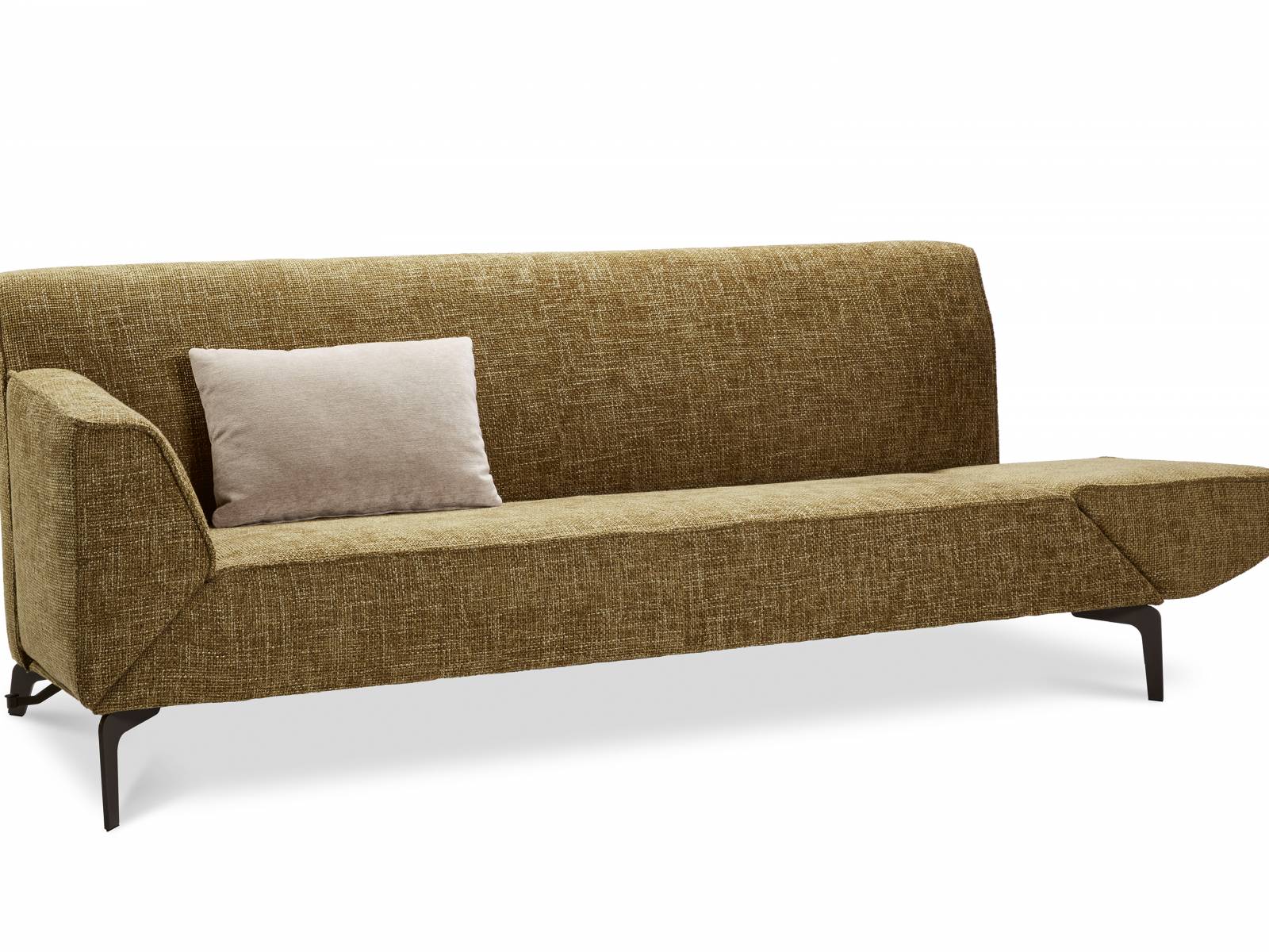 Die Neuauflage des Klassikers «Pacific» kommt mit eleganten Füssen und raffinierten Details wie der auffallenden Paspelierung oder der abgerundeten Formen daher. Gleich bleibt die leicht geneigte Sitzfläche sowie die schwenkbaren Armlehnen, die aus einem Sofa im Handumdrehen eine Chaiselongue machen. Jori.