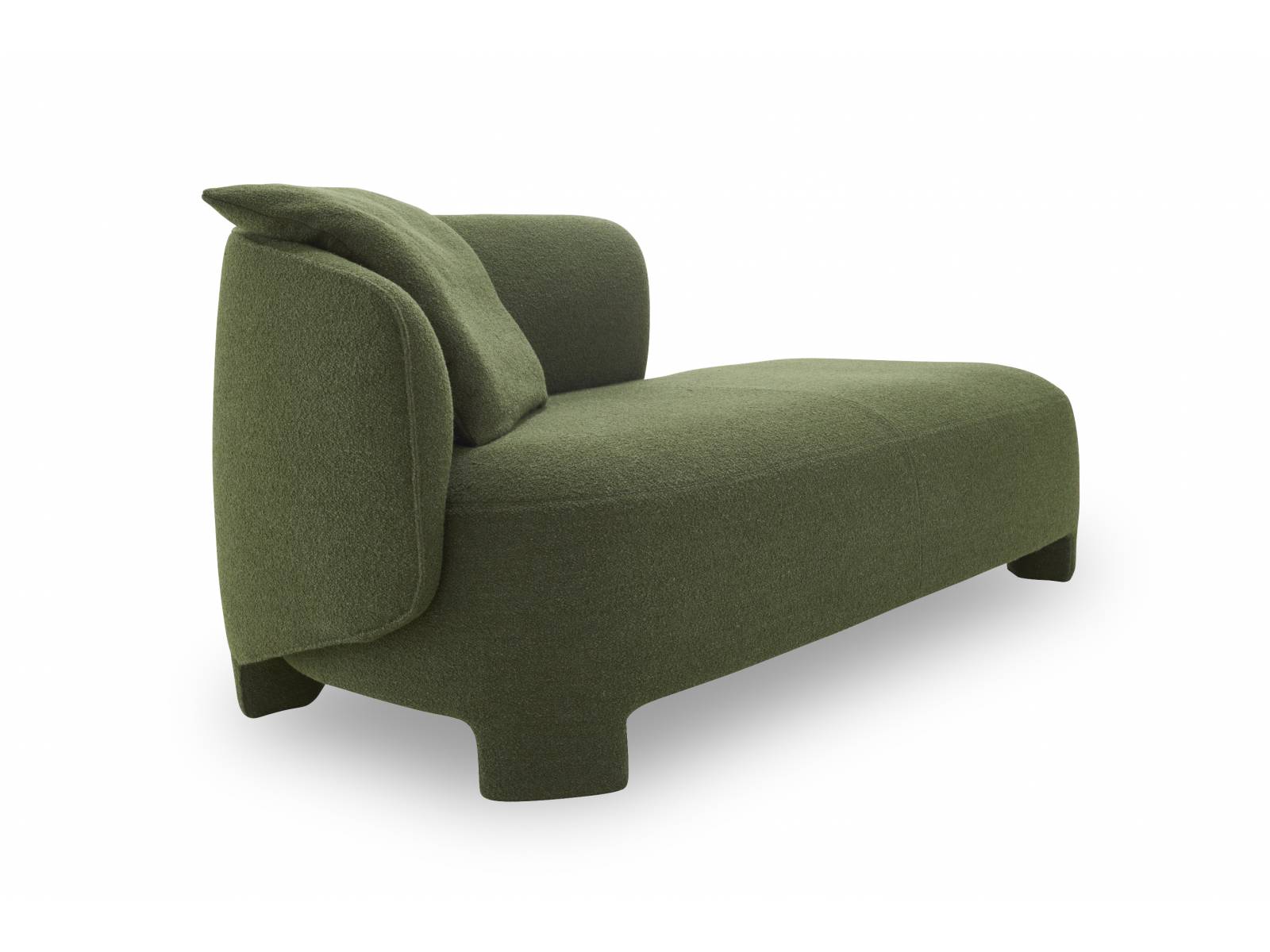 Komfortabel und gleichzeitig eigenständig im Ausdruck ist der neue Entwurf der Kollektion Taru von Sebastian Herkner. Die Rücken- und Armlehnen gehen fliessend ineinander über, genauso wie die Sitzfläche in die komplett mit Stoff bezogenen, breiten Füsse. Zur Kollektion gehört auch die einladende Récamiere. Ligne Roset.