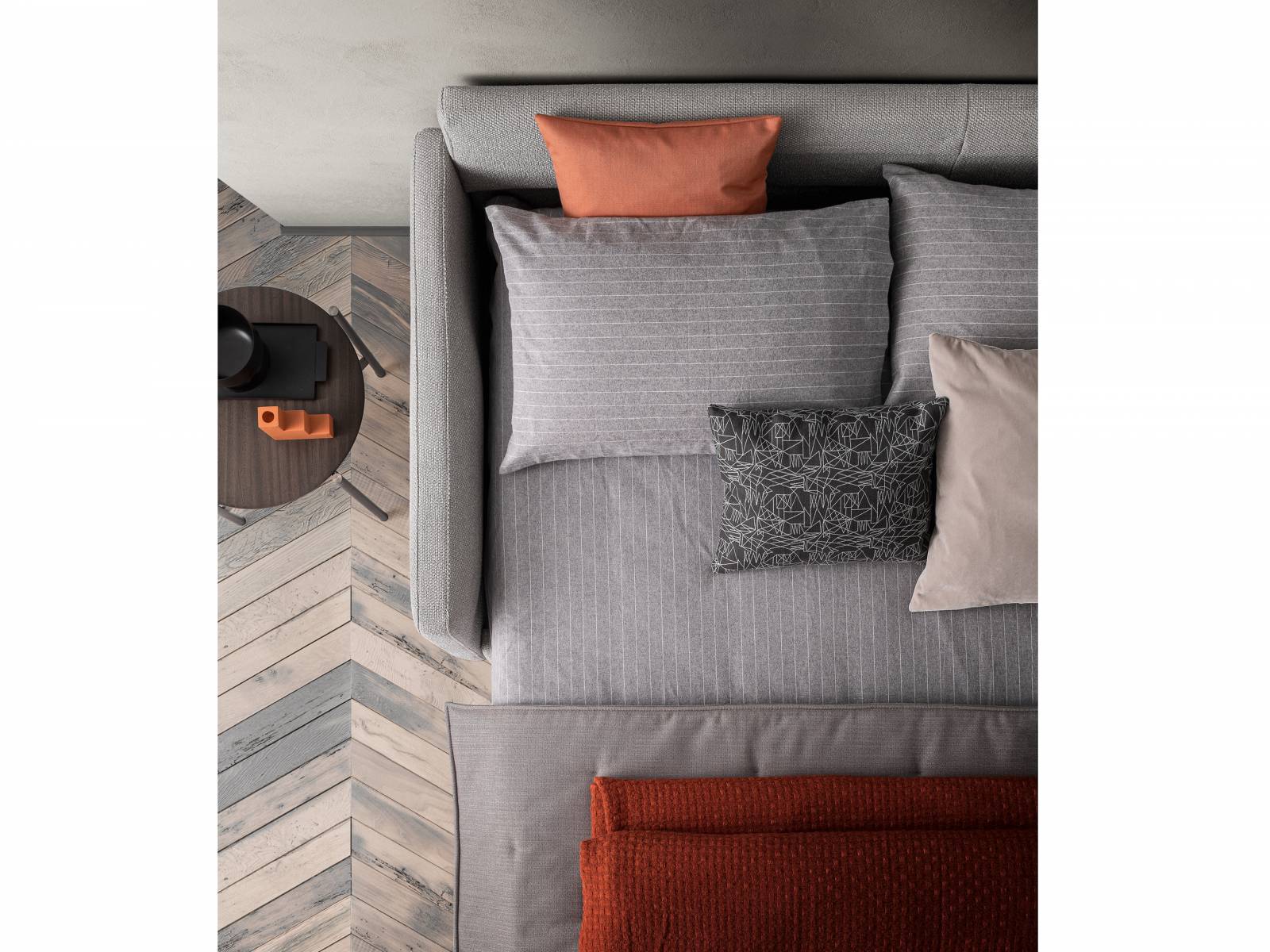 «Frank» ist ein unkompliziertes Bettsofa, das mit seiner klassischen Formensprache in jedes Wohnambiente passt. Auffälliges Detail im Sofa-Modus ist eine quer über die Rückenkissen laufende, markante Naht, die dem Modell eine sportliche Note verleihen. Ditre Italia.