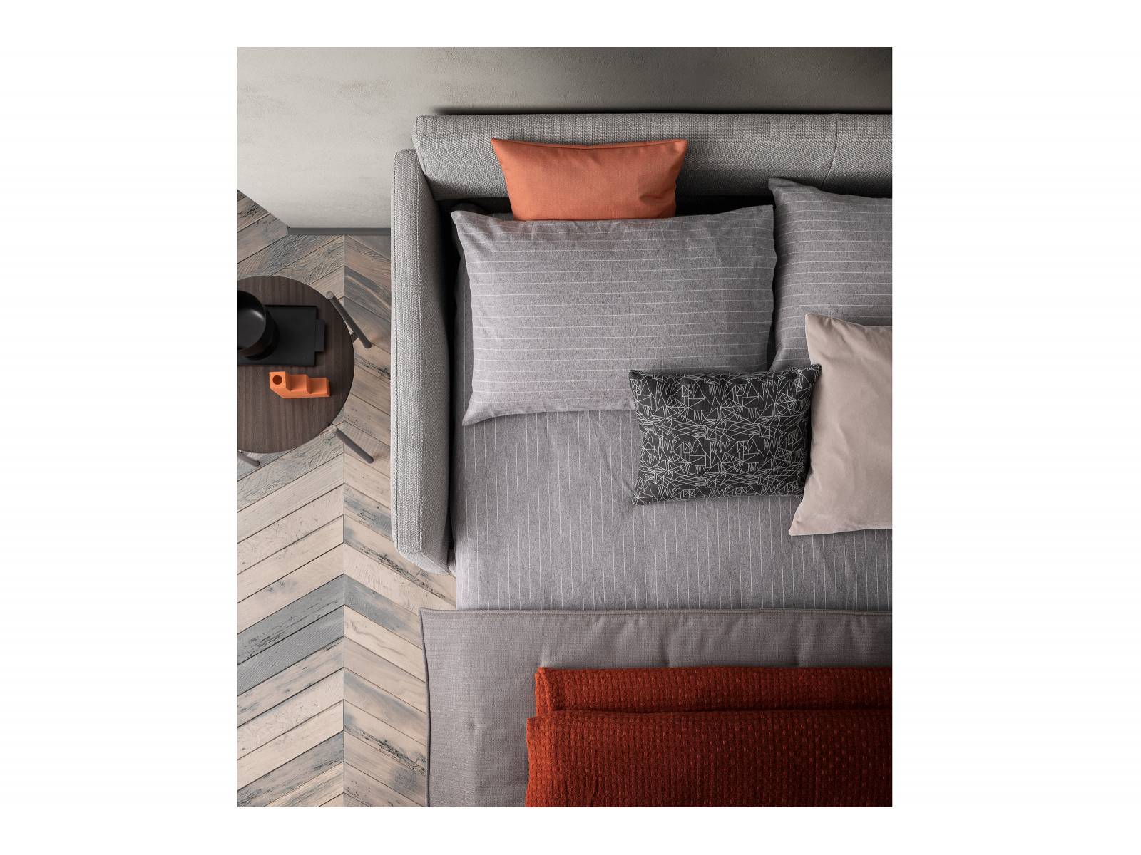 «Frank» ist ein unkompliziertes Bettsofa, das mit seiner klassischen Formensprache in jedes Wohnambiente passt. Auffälliges Detail im Sofa-Modus ist eine quer über die Rückenkissen laufende, markante Naht, die dem Modell eine sportliche Note verleihen. Ditre Italia.