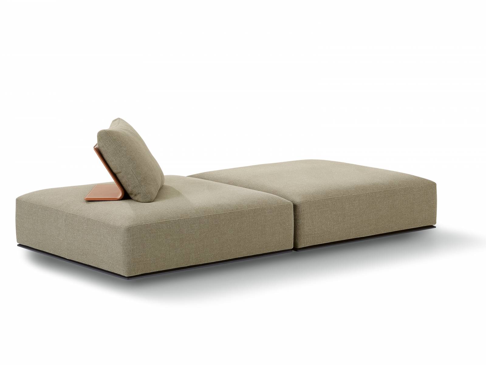 Auch diese Liege – einer Insel gleich – stammt aus einer Familie, die sämtliche Sofatypen beinhaltet. «Westside» steht für grosszügige Proportionen, Bewegungsfreiheit und modulare Elemente, die viel Spielraum für die individuelle Gestaltung des Wohnbereichs bieten. Design: Jean-Marie Massaud. Poliform.