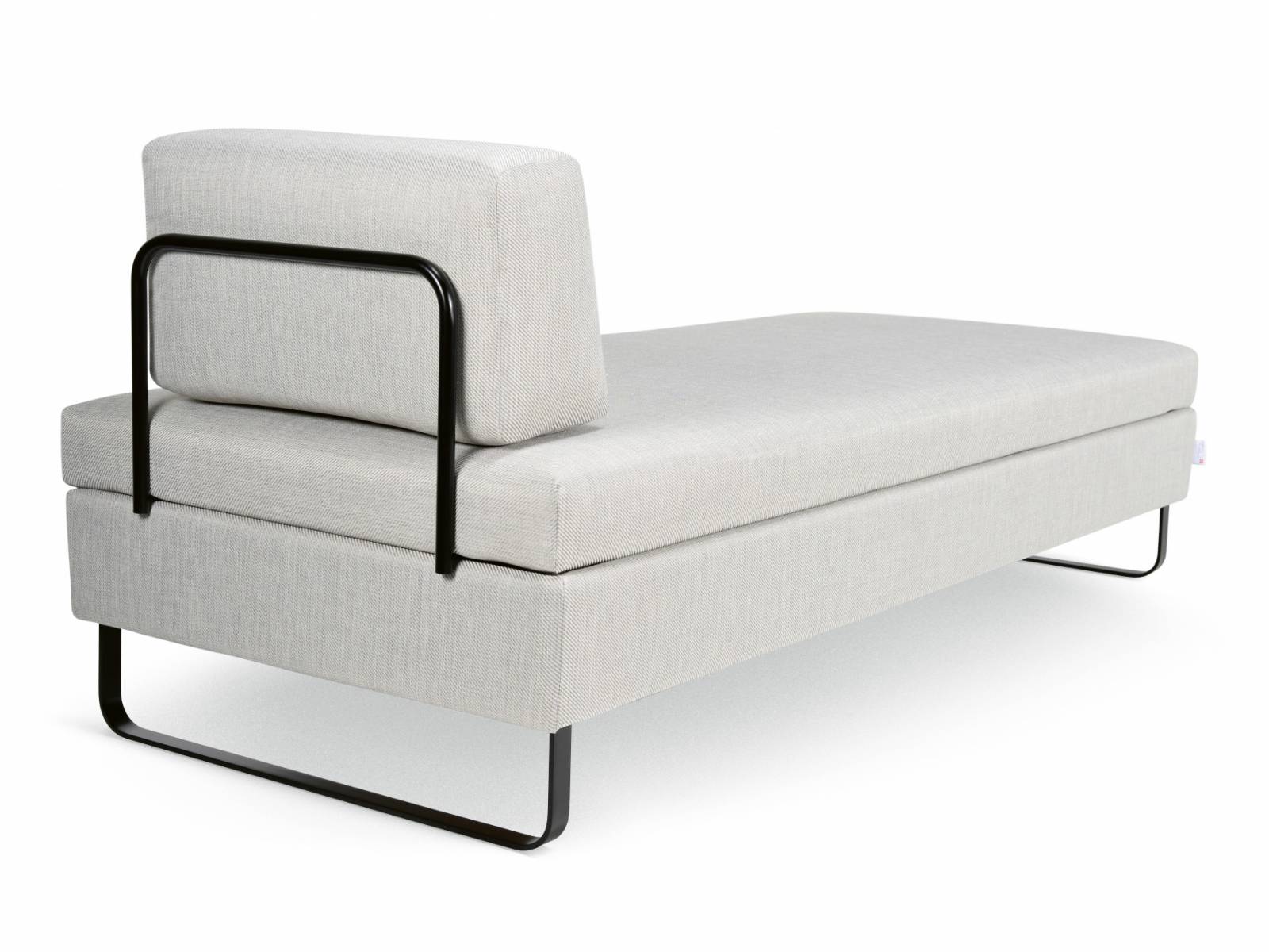 Ein Klassiker unter den Bettsofas ist «Doppio» aus der Linie Bed for Living. Das Modell fungiert tagsüber als lässige Récamiere, zum Schlafen wird die obere Matratze einfach gewendet und umgeklappt und bietet Platz für zwei. Mit verschiedenen Bezügen erhältlich. Swissplus.