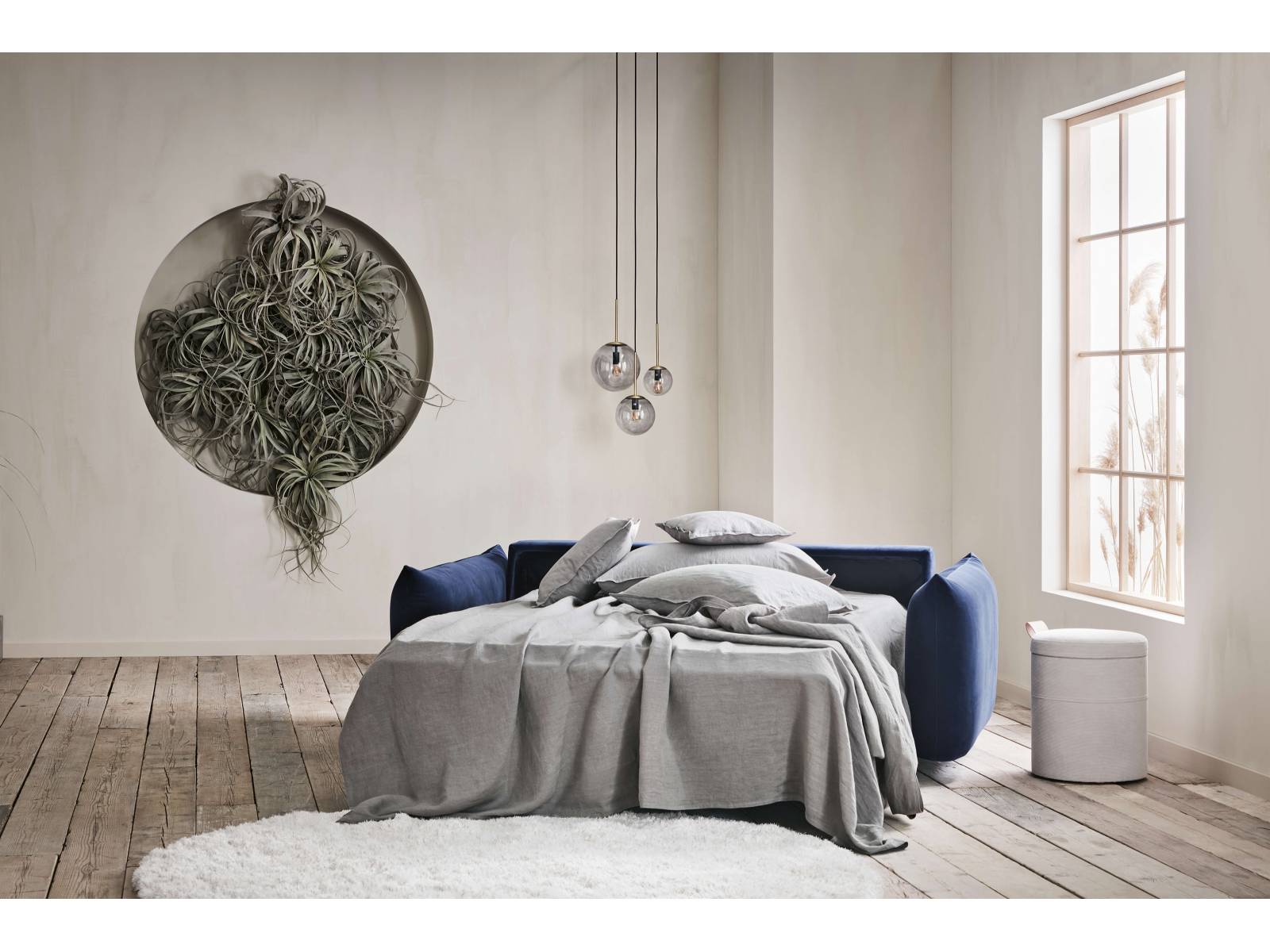 «La Belle du Jour», die sich in der Nacht in ein herrliches Bett verwandeln lässt, ist Chloe aus der gleichnamigen Serie. Ob als Zweisitzer oder Dreisitzer mit Récamiere, das Sofa mit seinen weichen, runden Formen ist einladend und sowohl tags wie nachts bequem. Design: Hertel &amp; Klarhoefer. Bolia.