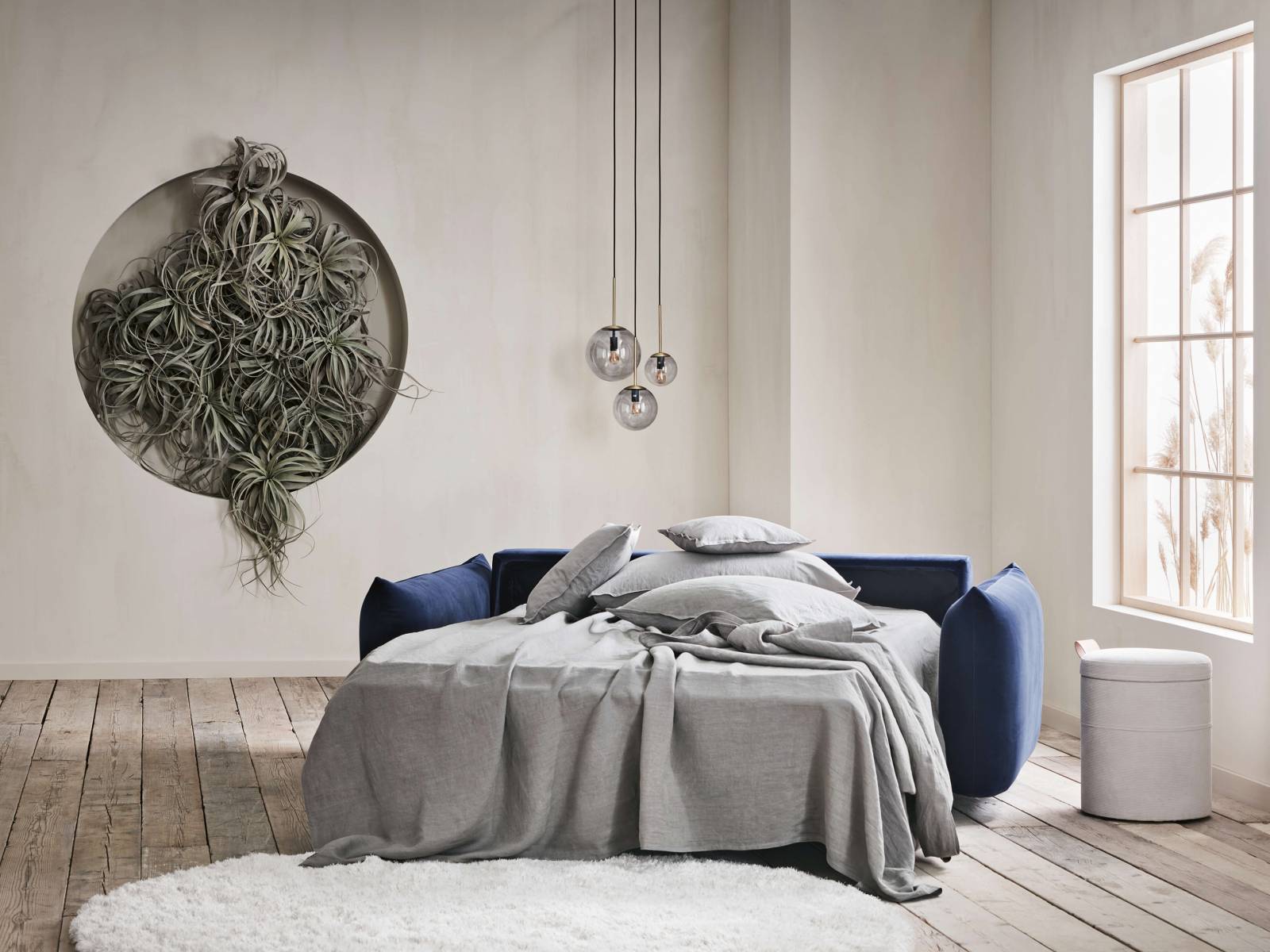 «La Belle du Jour», die sich in der Nacht in ein herrliches Bett verwandeln lässt, ist Chloe aus der gleichnamigen Serie. Ob als Zweisitzer oder Dreisitzer mit Récamiere, das Sofa mit seinen weichen, runden Formen ist einladend und sowohl tags wie nachts bequem. Design: Hertel & Klarhoefer. Bolia.