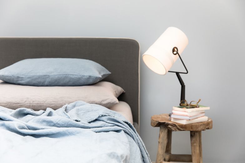 Die Bettwäsche dieses Kleinunternehmens ist aus rein europäischem Leinen hergestellt, einer Naturfaser, die atmet und hilft, die Körpertemperatur zu regulieren. Das hellblaue Plaid mit Fransen kann auch als Bettüberwurf, Lein- oder sogar Tischtuch verwendet werden. The Linen Company.