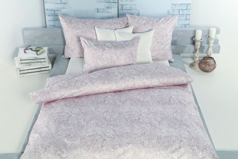 Dezente Muster und sanfte Farbtöne sind die bestimmenden Elemente der Herbst-/Winterkollektion des Unternehmens, zu der auch die Bettwäsche «Lizeth» gehört. Alle Stoffe werden im eigenen Bettwäsche-Nähatelier konfektioniert und verpackt. Tamara-R.