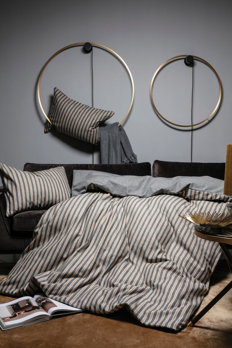 Sobald sich die kältere Jahreszeit einstellt, ist der Moment für die Flanell-Bettwäsche «Montana» gekommen. Angenehm wärmend, gleichzeitig saugfähig und weich, vermittelt sie ein Gefühl von liebevoller Geborgenheit. Divina.