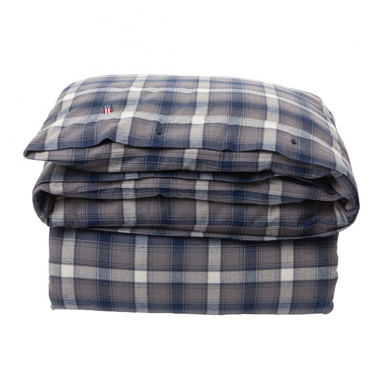 Klassisch im Design, luxuriös in der Machart: Die karierte, in Blautönen gehaltene Flanell-Bettwäsche «Checked» wird aus Baumwolle und Kaschmir hergestellt. Sie fühlt sich weich zum Anfassen und samtig zum Einkuscheln an. Lexington.