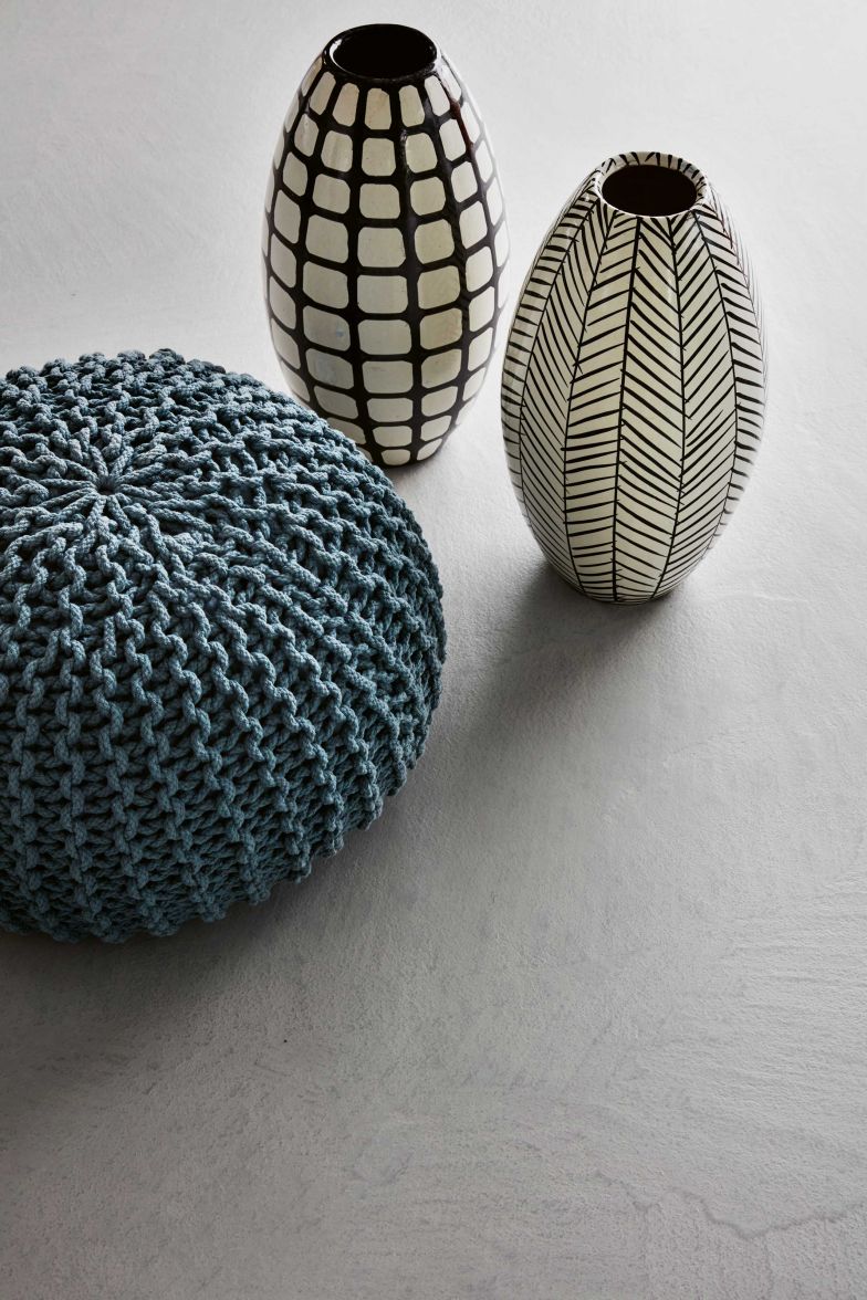 Der fugenlose mineralische Bodenbelag von Bodarto gleicht einem Kunstwerk: Er wird nach einem patentierten Verfahren Schicht für Schicht in mehreren Arbeitsgängen von Hand aufgetragen, wodurch er seine unvergleichliche Oberflächenoptik erhält. Die Farbe wird jeweils nach Kundenwunsch individuell zusammengestellt. BODARTO.COM