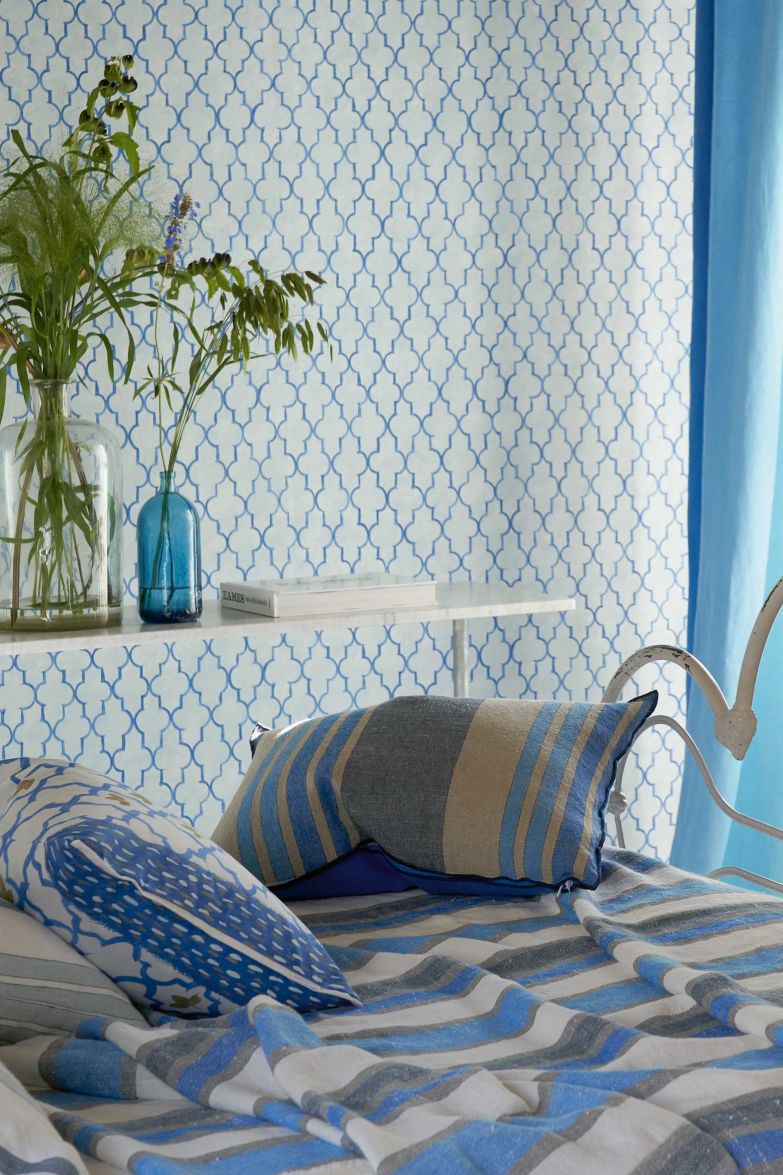 Die Tapete «Pergola Trellis Cobalt» gehört zur Tapeten-Kollektion «Porcelaine de Chine», die aus zahlreichen dekorativen Tapetendesigns besteht. Inspiriert sind allesamt von der Handwerkskunst und den Details feinen Porzellans aus dem 18. Jahrhundert. Das dezente Ziergitter, ein Tiefdruck auf glattem Vliesuntergrund, ist in vier Farben verfügbar. DESIGNERSGUILD.COM