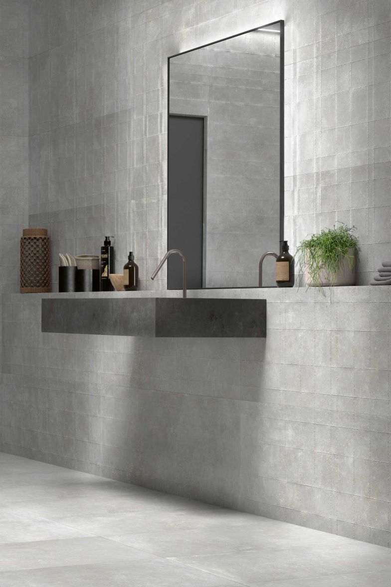 Die «B-Wall»-Kollektion umfasst verschiedenste Designs und zahlreiche Oberflächen, darunter auch glänzend-metallische, die je nach Lichteinfall ihre Wirkung verändern. Erhältlich sind die Platten in nur einem Format, um ein Gefühl der Kontinuität zu erzeugen. Im Bild: «Ozone». SABAG.CH