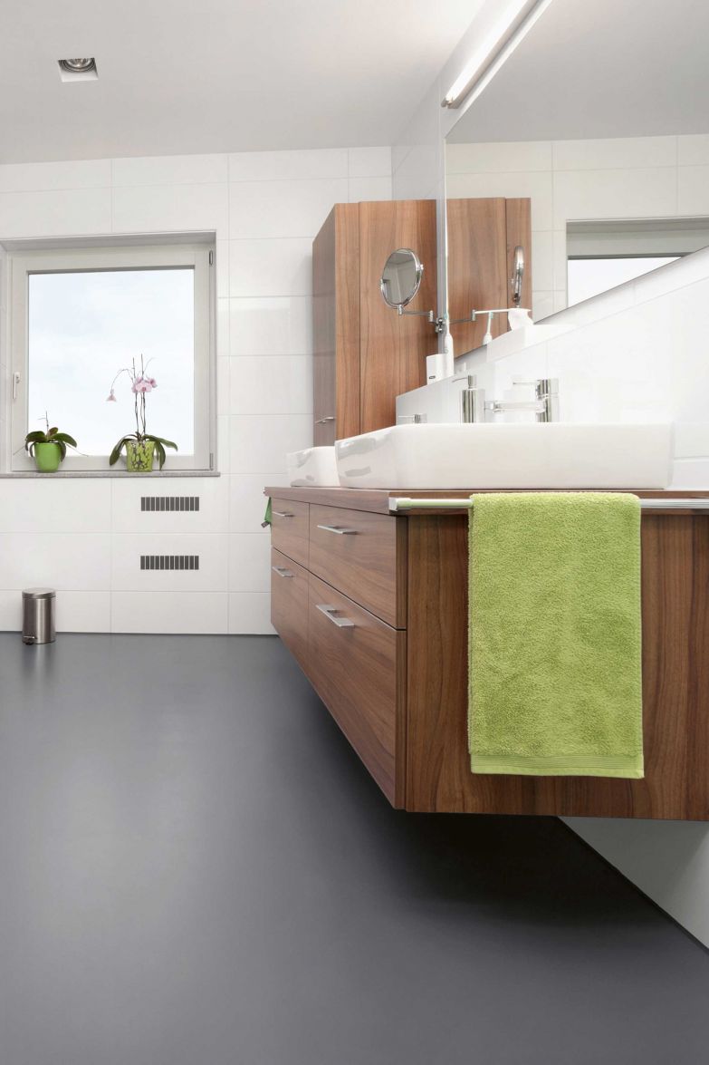 Der fugenlos gegossene Kunstharzbodenbelag «Comforto» erzeugt ein offenes Raumgefühl, ist trittschalldämmend und fühlt sich auch barfuss angenehm warm an. Er lässt sich nahezu auf jedem Untergrund anwenden, sogar in Nasszellen. Zu haben ist er in jeder erdenklichen Farbe, glatt oder rutschfest, mit Glanz- oder Mattfinish. TEXOLIT.CH