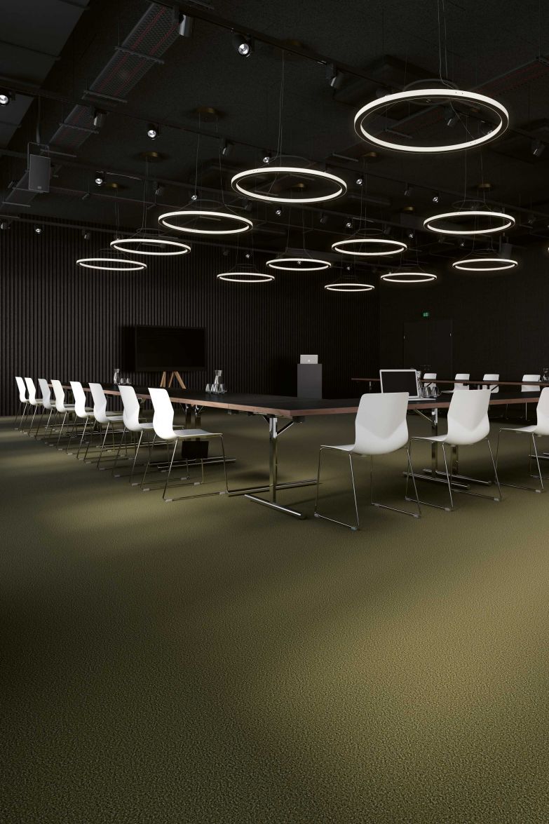 Dezente, natürliche Farbtöne, eine dichte Oberfläche mit homogenen Verwirbelungen, äusserst widerstandsfähig und von ansprechender Optik – die Rede ist von «Tiara Velvetino», einem Bodenbelag, der sich sowohl für öffentliche als auch private Räume eignet. Der Veloursteppich wird in der Schweiz hergestellt, unter Verwendung recycelter Fischernetze. TISCA.CH