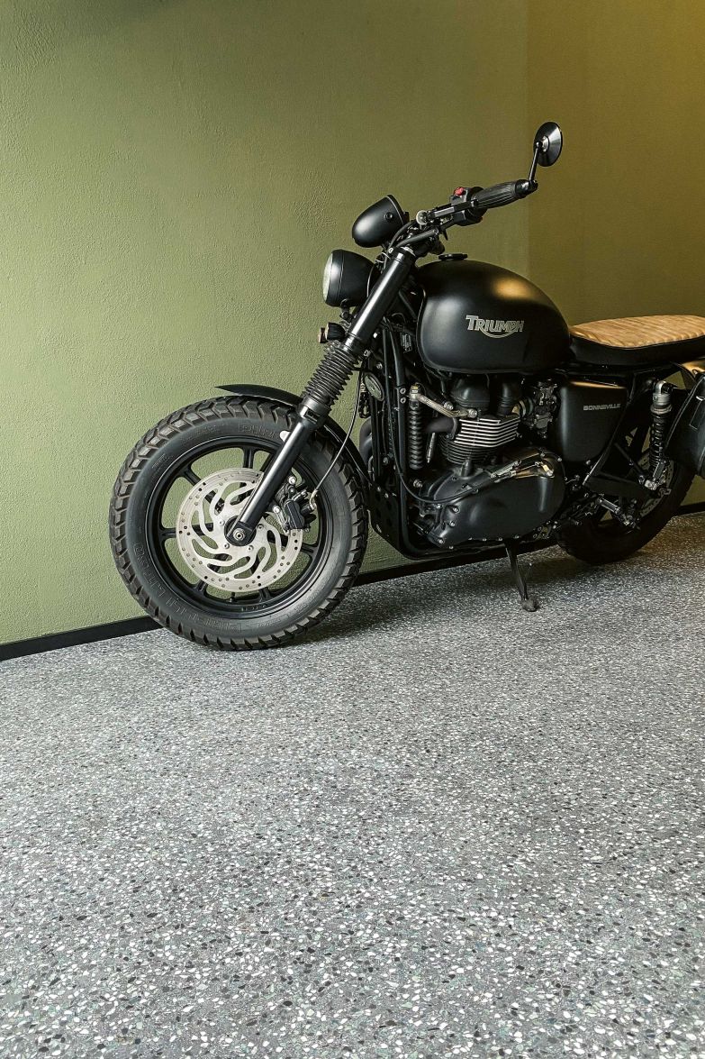 Ob grobkörnig, im Stil eines historischen Ortterrazzo aus dem 19. Jahrhundert oder sehr fein gezeichnet – der fugenlose Terrazzoboden lässt sich mittels verschiedener Körnungen ganz nach Wunsch verarbeiten. Er besteht nur aus Sand, Kalk und Gesteinskorn und ist komplett recycelbar. VIAPLATTEN.DE