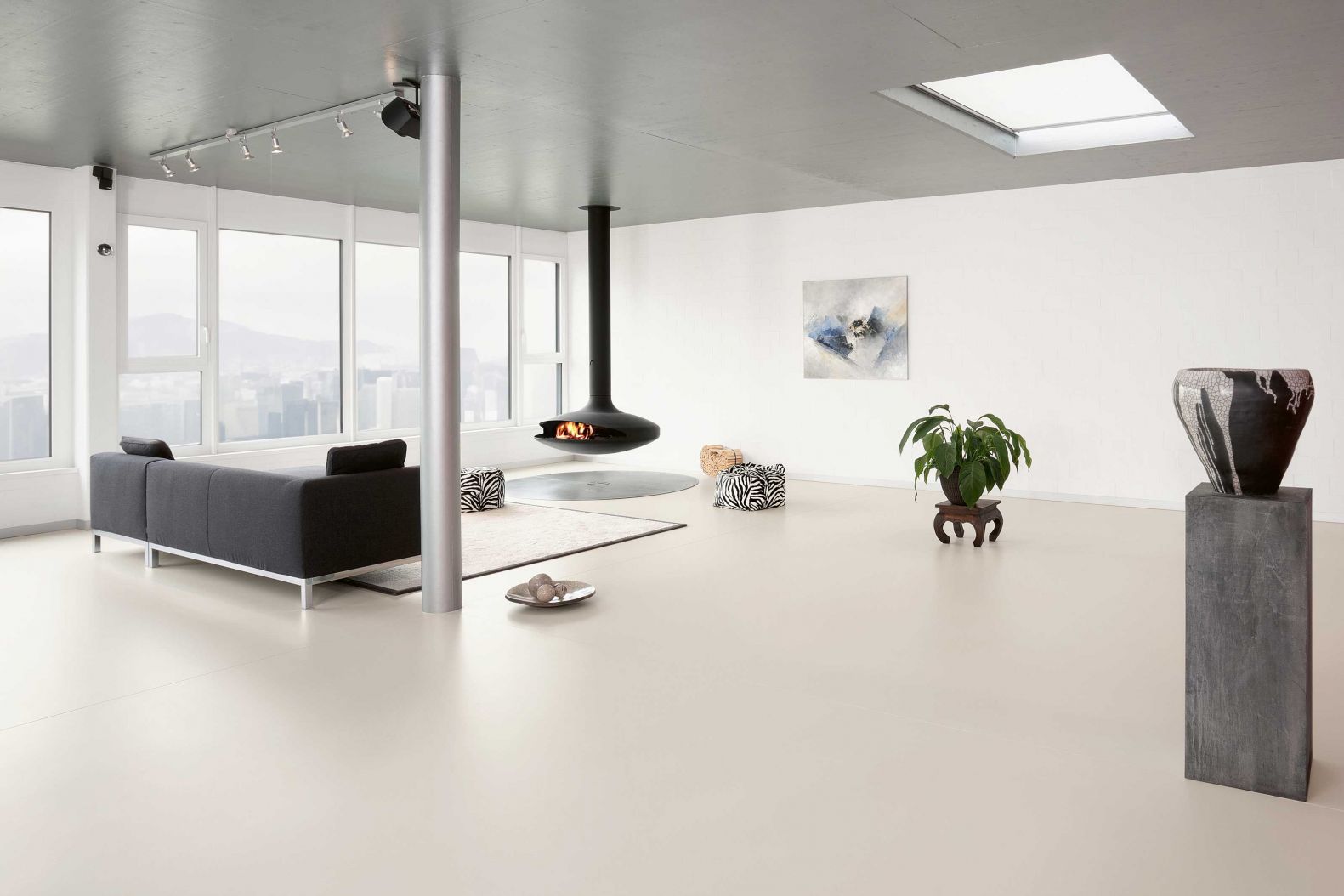 Fugenlos gegossene Bodenbeläge erzeugen ein grosszügiges Raumgefühl mit ruhiger Optik. In dieser Wohnung hier wurde dafür ein Polyurethanbelag eingesetzt — ein Material, das seit jeher in Industrie und Gewerbe verwendet und seit einigen Jahren durch das Unternehmen in leicht modifizierter Form auch im Privatbereich eingesetzt wird. Der Belag kann zudem in Nasszellen oder als Wandbeschichtung ausgeführt werden. TEXOLIT.CH