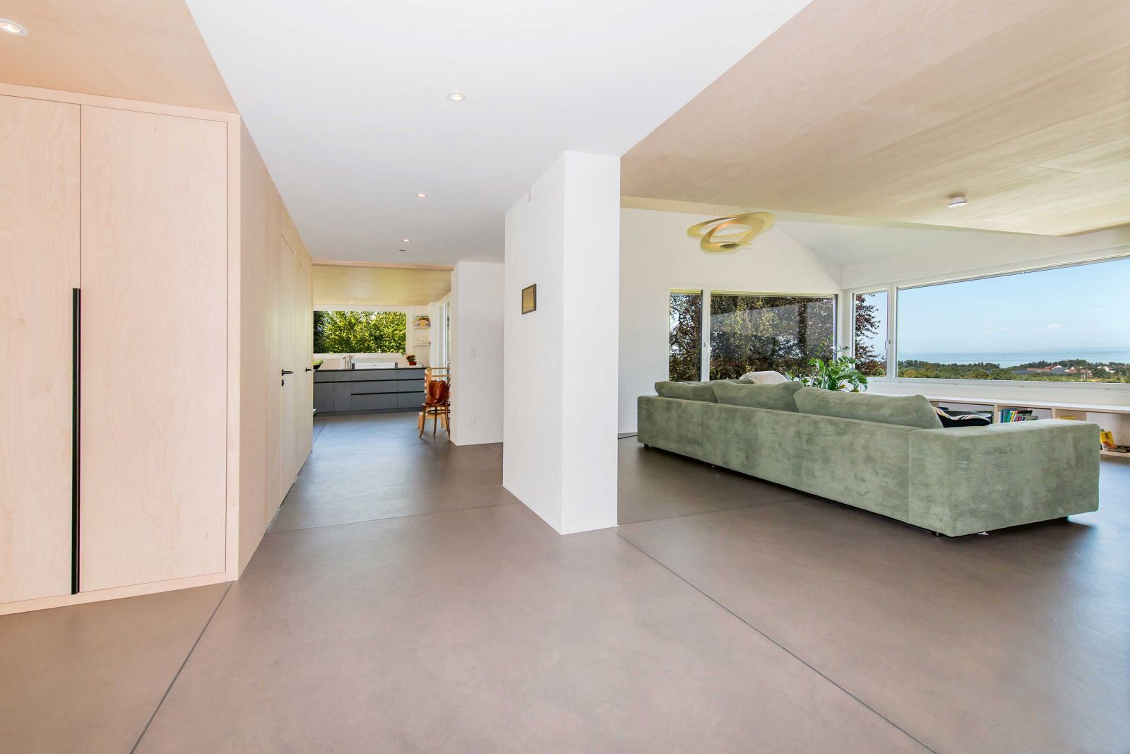 «Bodarto» ist ein rein mineralischer Bodenbelag, der keine synthetischen oder organische Materialien enthält, sondern aus natürlichen Rohstoffen wie Sand, Kalk, Zement oder Gesteinsmehl hergestellt wird. Dadurch ist er nicht nur umweltfreundlich, sondern auch recycelbar. Der Belag lässt sich auch für die Wandbekleidung einsetzen, zum Beispiel im Bad. BODARTO.CH