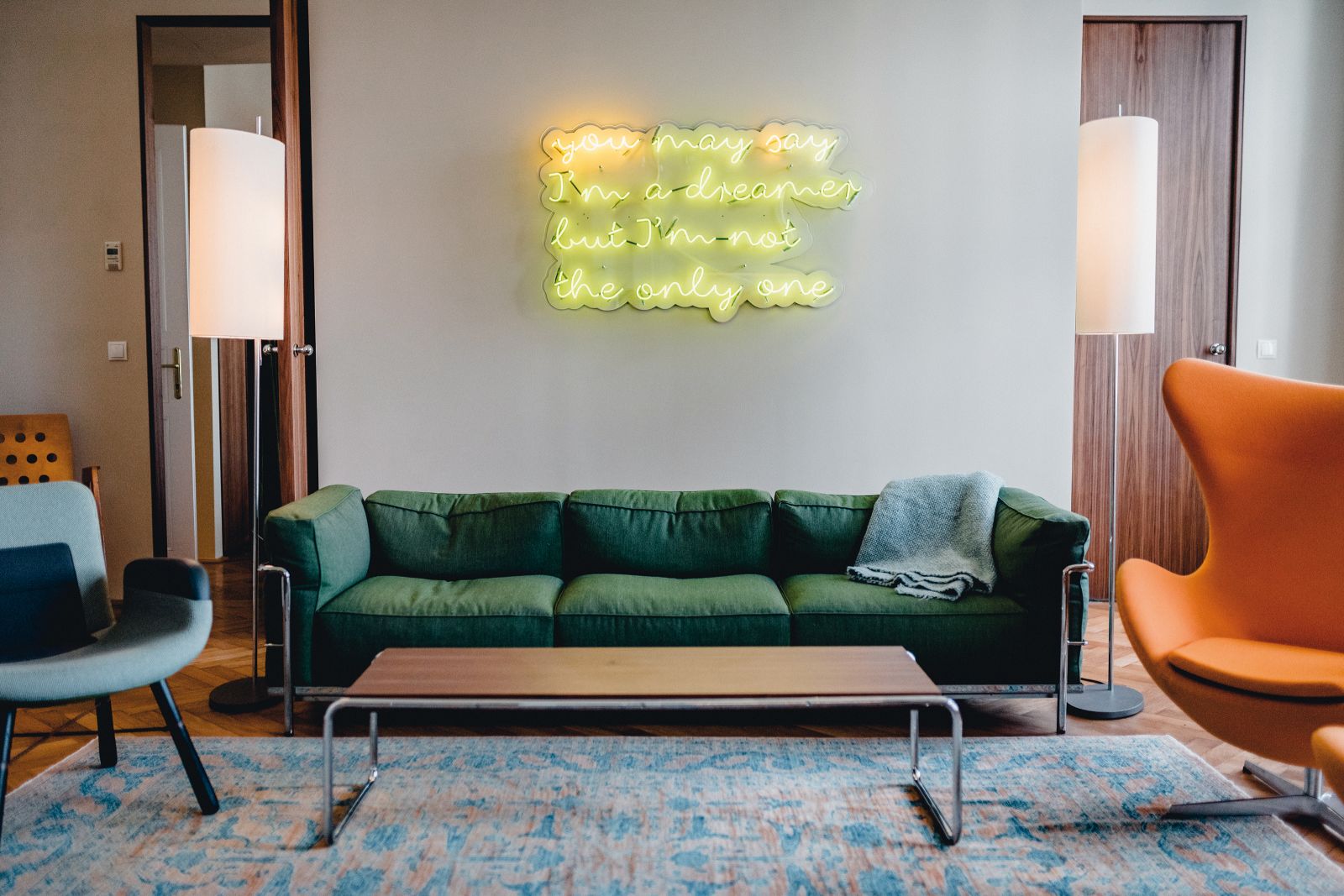 Zwei getrennte Schlafzimmer und Bäder, aber ein Wohnraum zur gemeinsamen Nutzung: Ganze 110 Quadratmeter stehen den Gästen der United Nations-Suite zur Verfügung. Hier nächtigt man zwischen Designklassikern und hat eine Whiskey-Bar für sich allein.