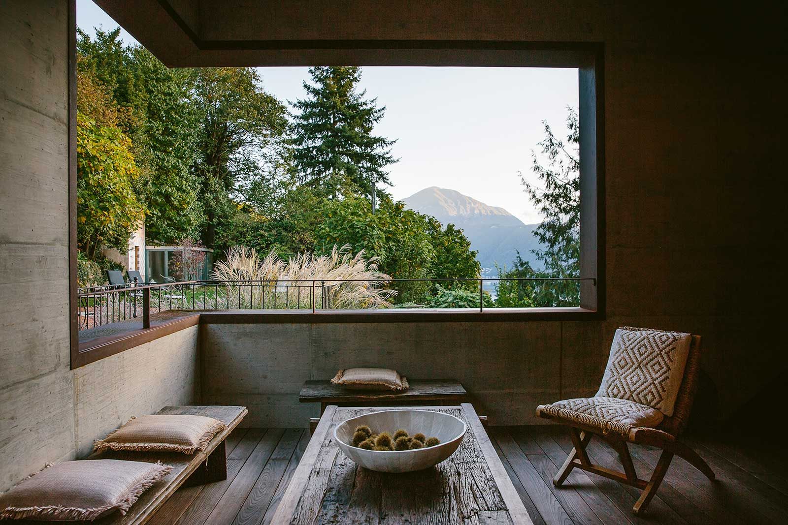 Die überdachte Terrasse steht exemplarisch für das Zusammenspiel von Architektur und Natur, sowohl in den Innen- als auch Aussenräumen, welches das Boutique-Hotel in jedem Detail auszeichnet.