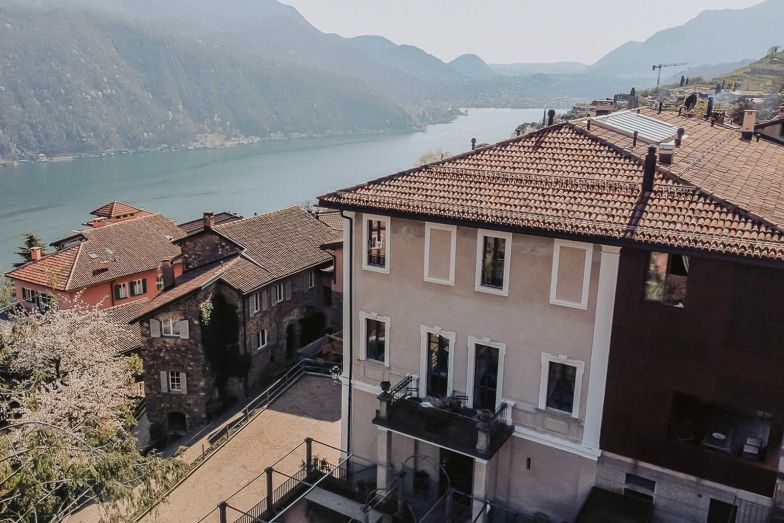 Seit 2019 empfängt das Relais Castello di Morcote seine Gäste im liebevoll restaurierten Patrizierhaus. Dazu gehören zwei Restaurants – La Sorgente und La Vicania – sowie ein eigenes Weingut, das seit 80 Jahren im Besitz der Familie Gianini ist.