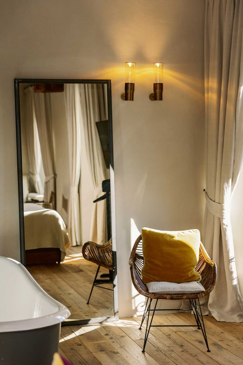 Mit viel Feingefühl hat die Architektin und Interiordesignerin ­Francesca Neri Antonello ein Refugium geschaffen, in dem historische und moderne Elemente auf natürliche Weise ineinander übergehen. Warme Farben und edle Materialien prägen die 12 einzigartigen Zimmer und Suiten. 2024 wurde das Boutiquehotel mit einem «Michelin Key» als herausragendes Hotel ausgezeichnet.