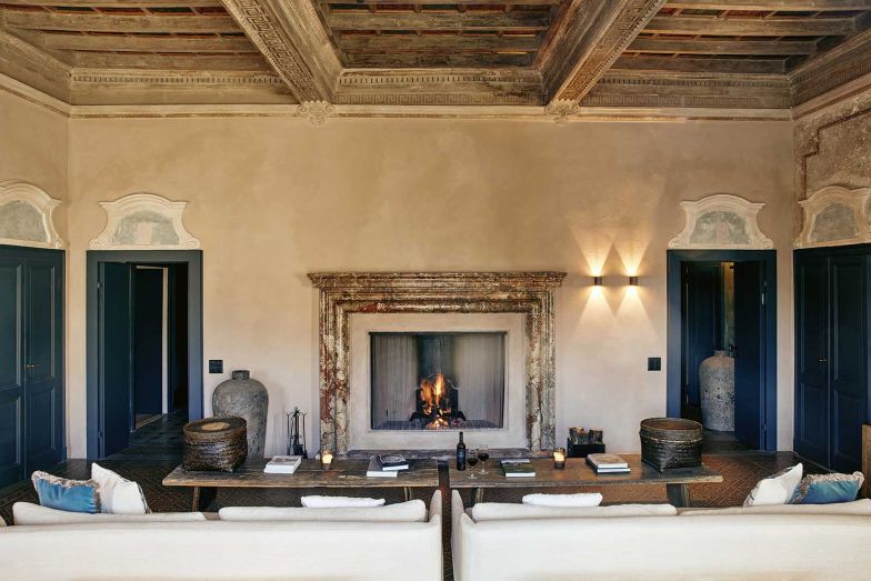 Im Salon erzählen originale Kassettendecken aus dem 17. Jahrhundert, ein Kamin aus Schweizer Arzo-Marmor und Intarsienböden aus dem 18. Jahrhundert von vergangenen Zeiten – harmonisch eingebettet in ein modernes, naturverbundenes Ambiente.