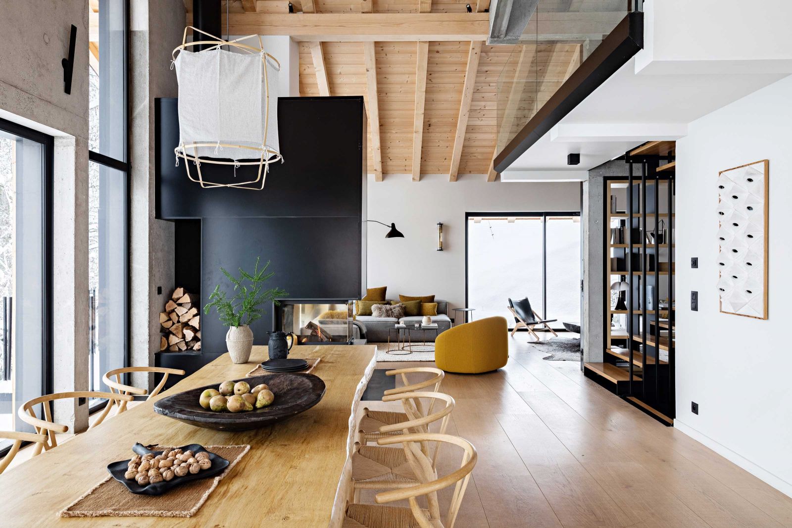 Natürliche Materialien und ausgesuchte, zum Teil handgefertigte Möbel verbinden sich mit der schlichten, modernen Architektur zu einem harmonischen Interieur. Sessel «Pauline», Ligne Roset.