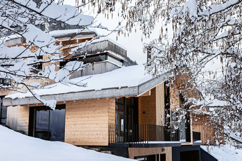 Im Aussenbereich wurde hauptsächlich Rohholz verwendet, auch für die Dacheindeckung. Der Architekt kombinierte es mit schwarzem Stahl, um ein modernes Erscheinungsbild zu erzielen.