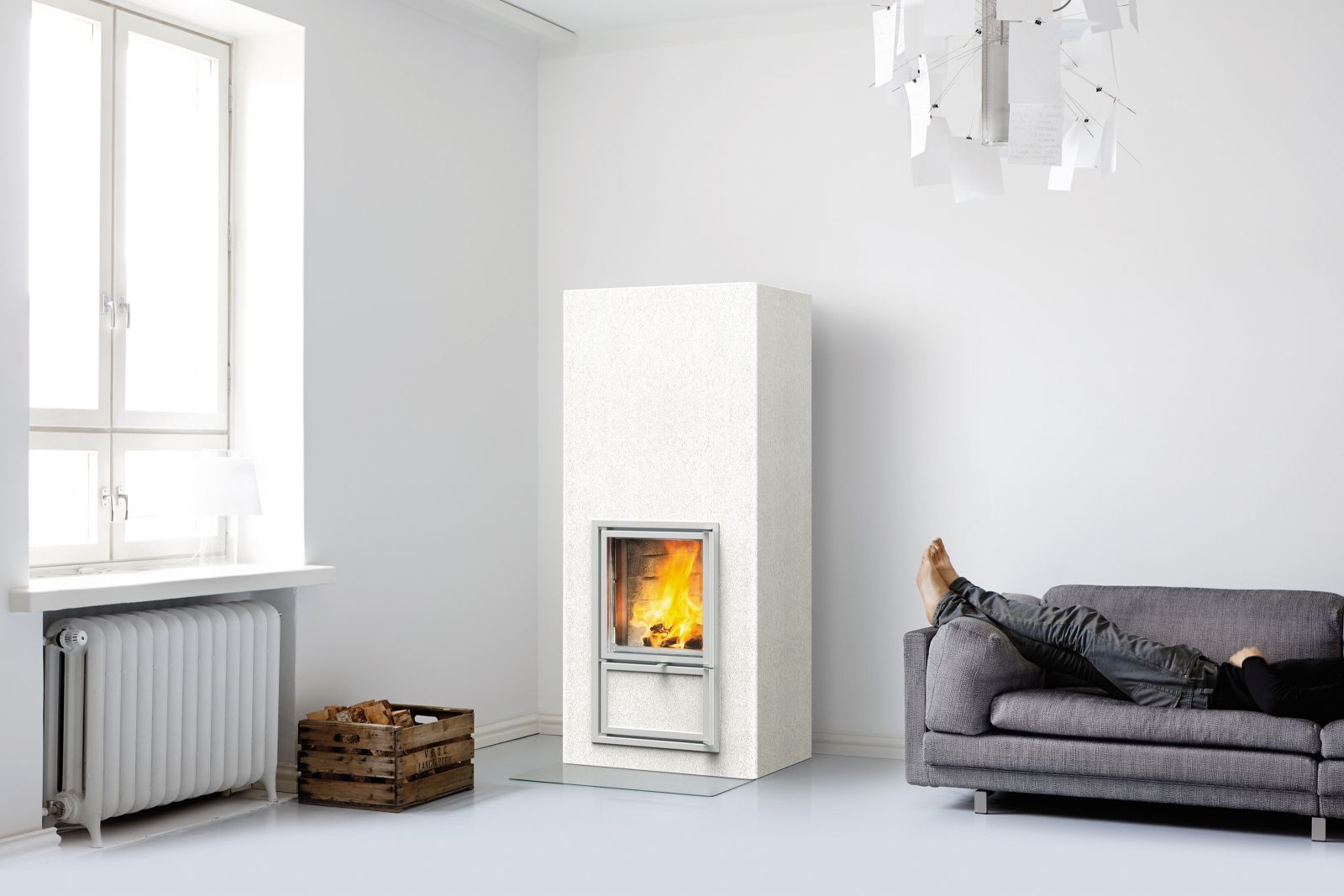 Das Modell «Vaala» ist ein flacher Wandkamin mit vertikaler Tür. Die einheitlich strukturierte Oberfläche und der schmale Rahmen unterstreichen die schlichte Eleganz des Cheminées, das es in vier Farben und drei Höhen gibt. Tulikivi.